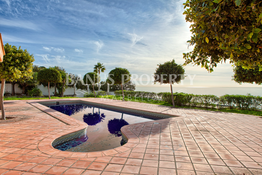 Parcela de 5.703m2 con proyecto de una villa de 2.700m2 frente al mar en Benamara, Estepona