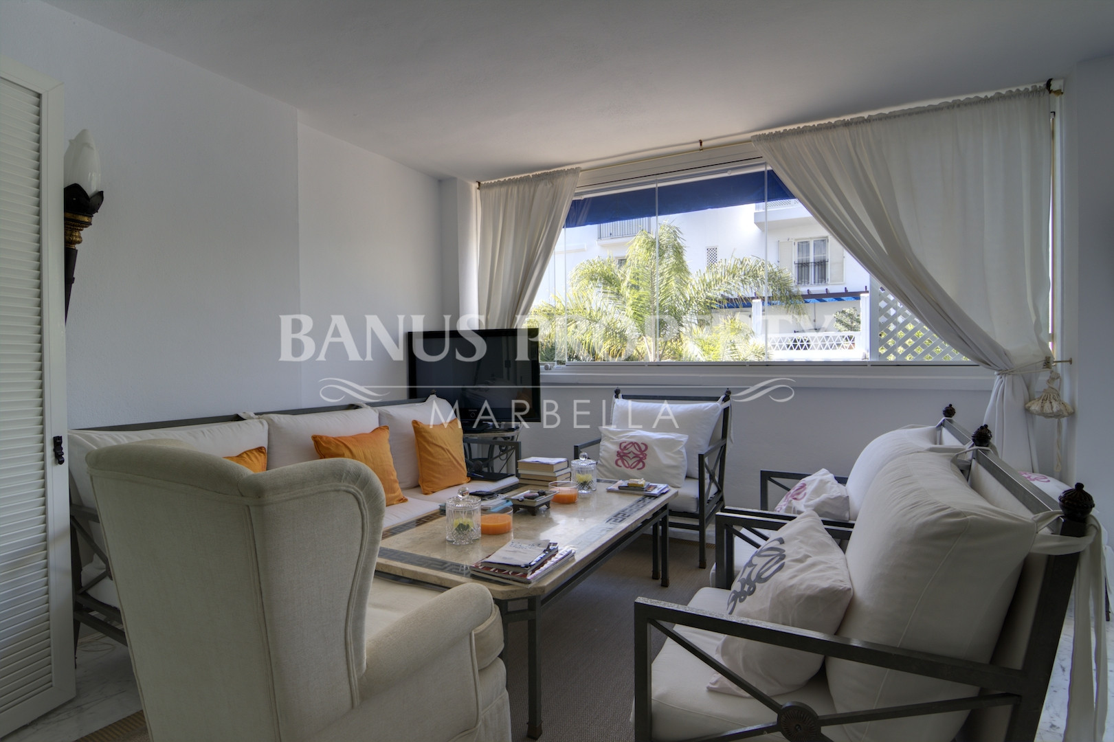 Large 3 bed 1st floor apartment for sale in Edificio Malaga, Playas del Duque, Puerto Banus