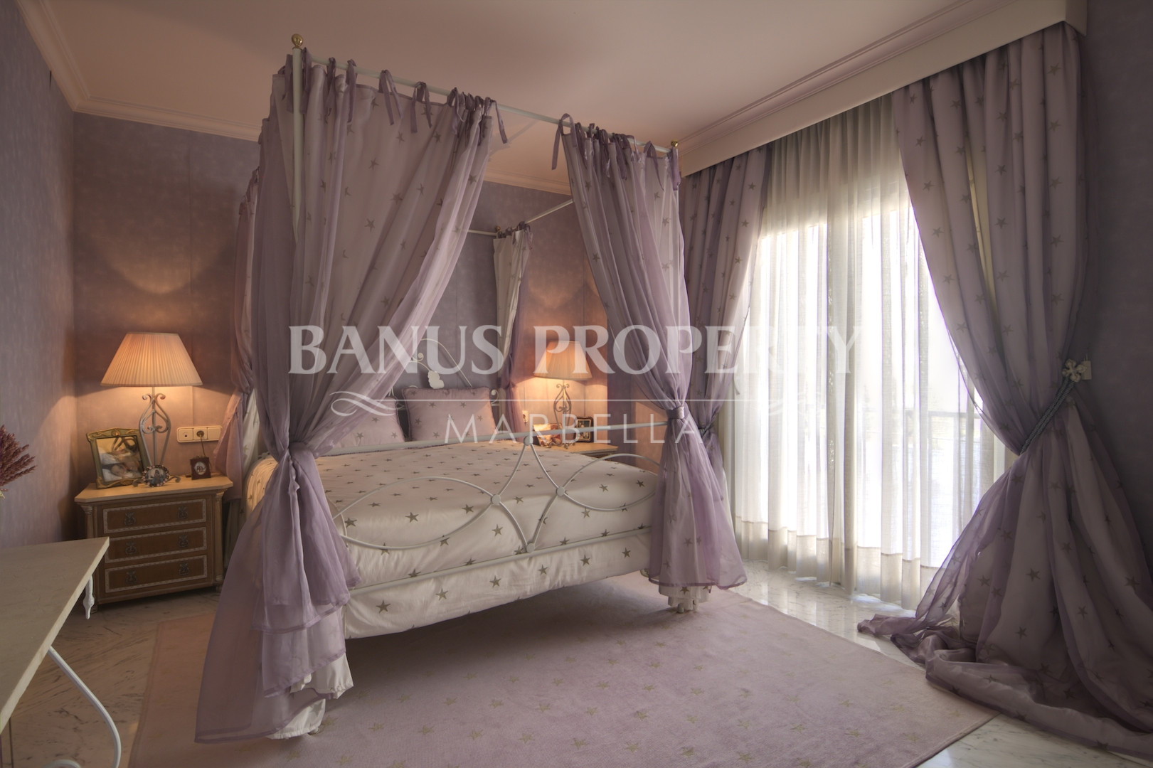Large 3 bed 1st floor apartment for sale in Edificio Malaga, Playas del Duque, Puerto Banus