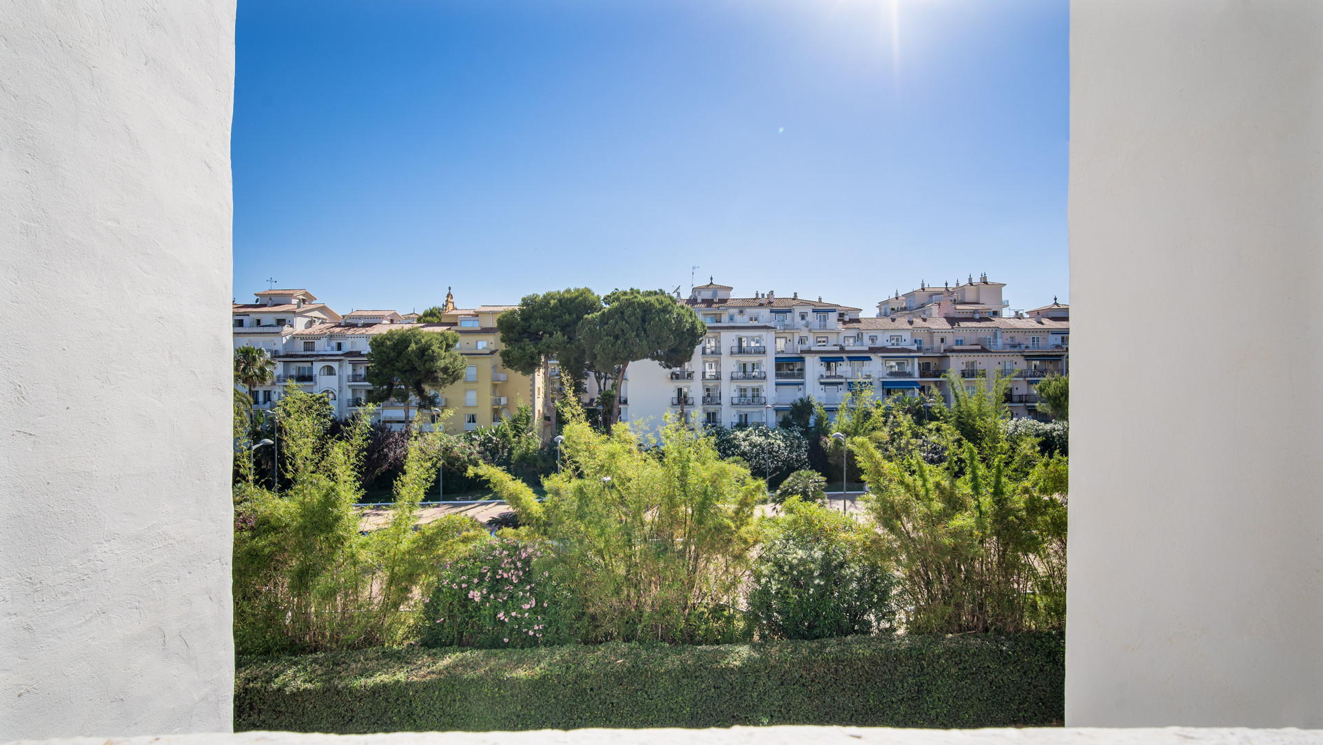 Exclusivo apartamento de dos dormitorios en Playas del Duque