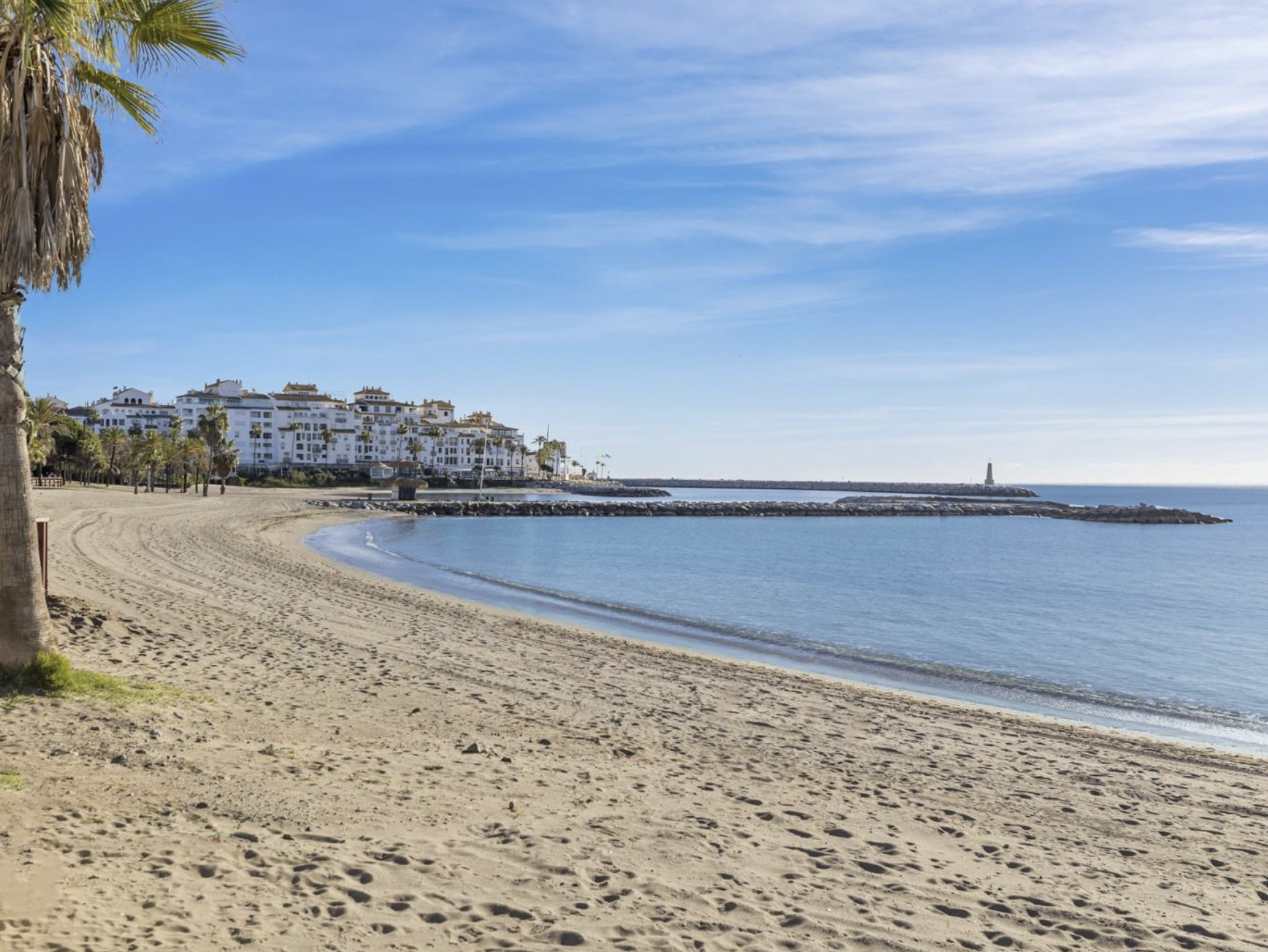 Exclusivo apartamento de dos dormitorios en Playas del Duque