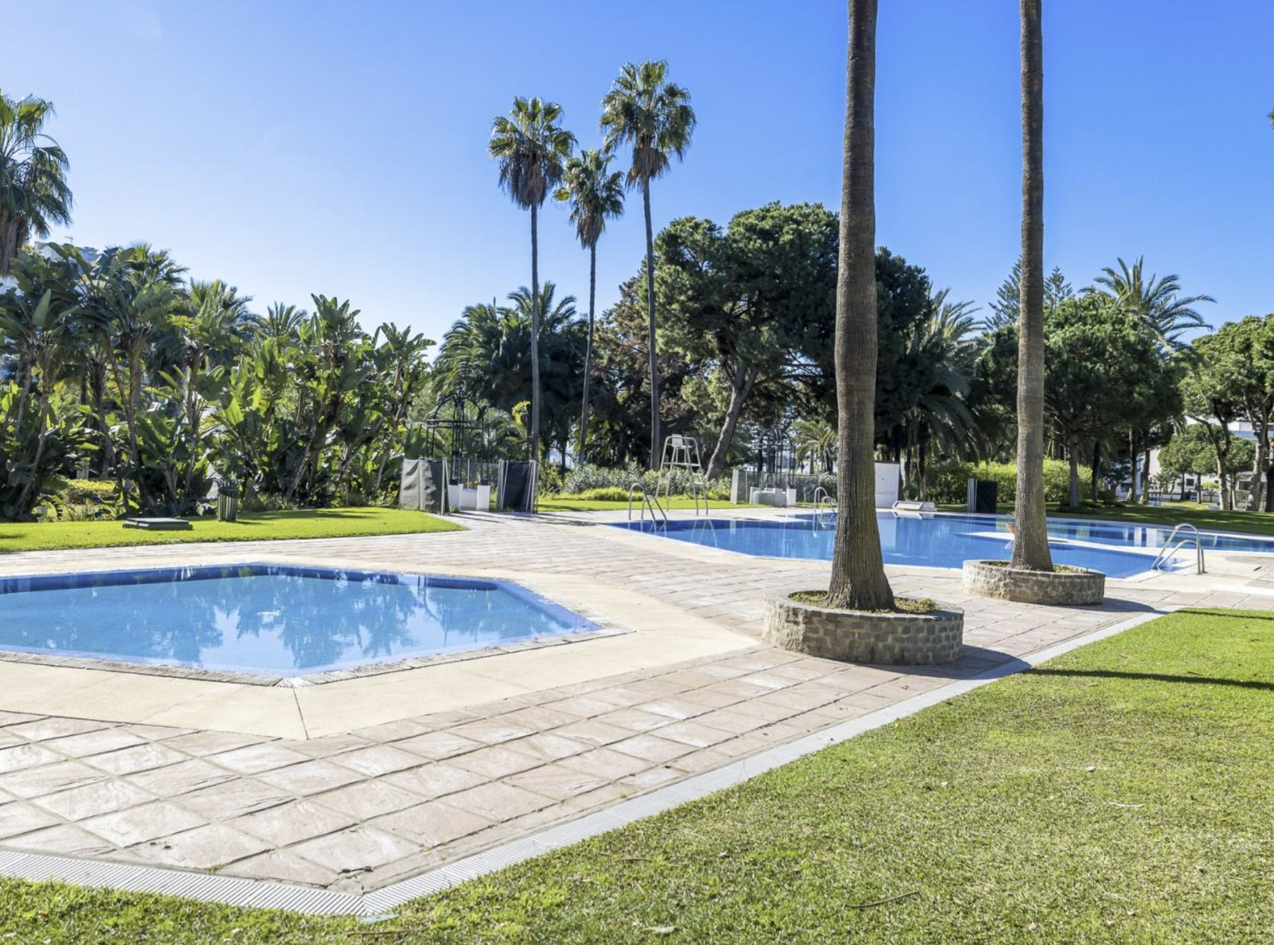 Exclusive 2-Bedroom apartment in Playas del Duque