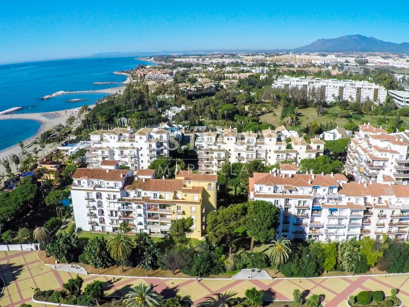 Moderno apartamento de 1 dormitorio con vistas laterales al mar en Puerto Banús