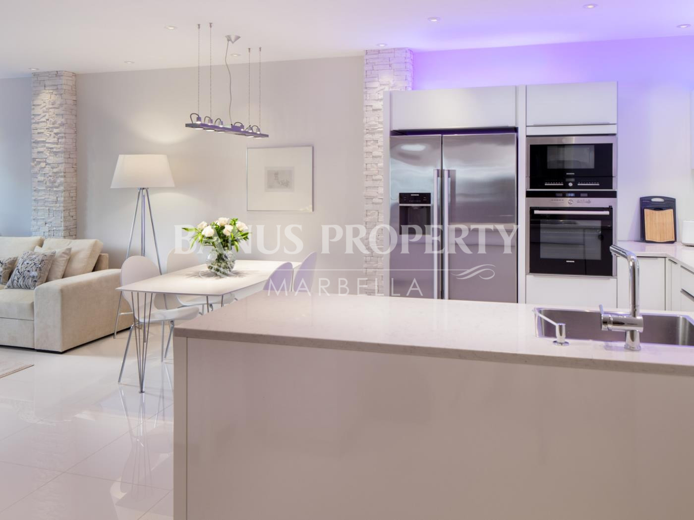 Moderno apartamento de 1 dormitorio con vistas laterales al mar en Puerto Banús