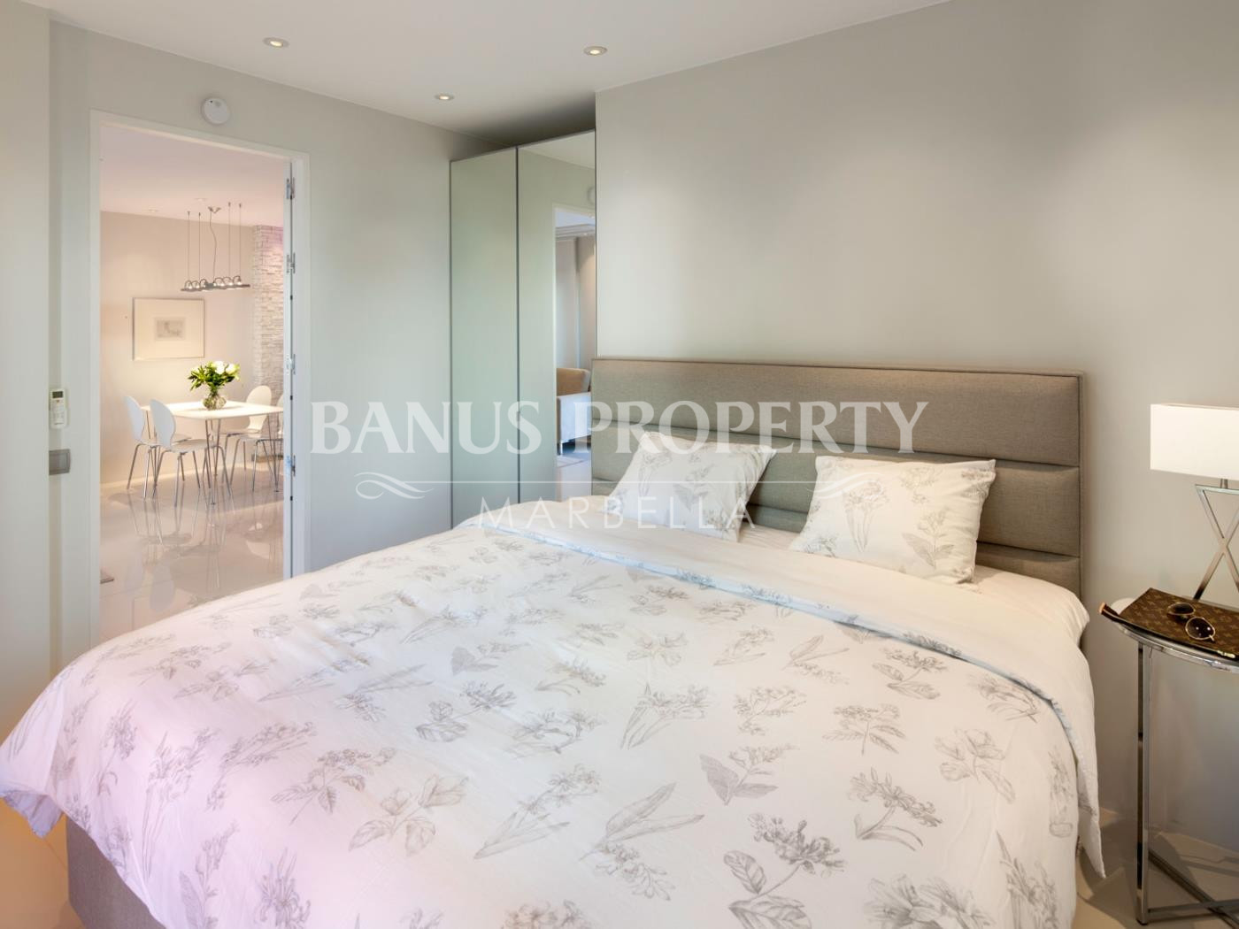 Moderno apartamento de 1 dormitorio con vistas laterales al mar en Puerto Banús