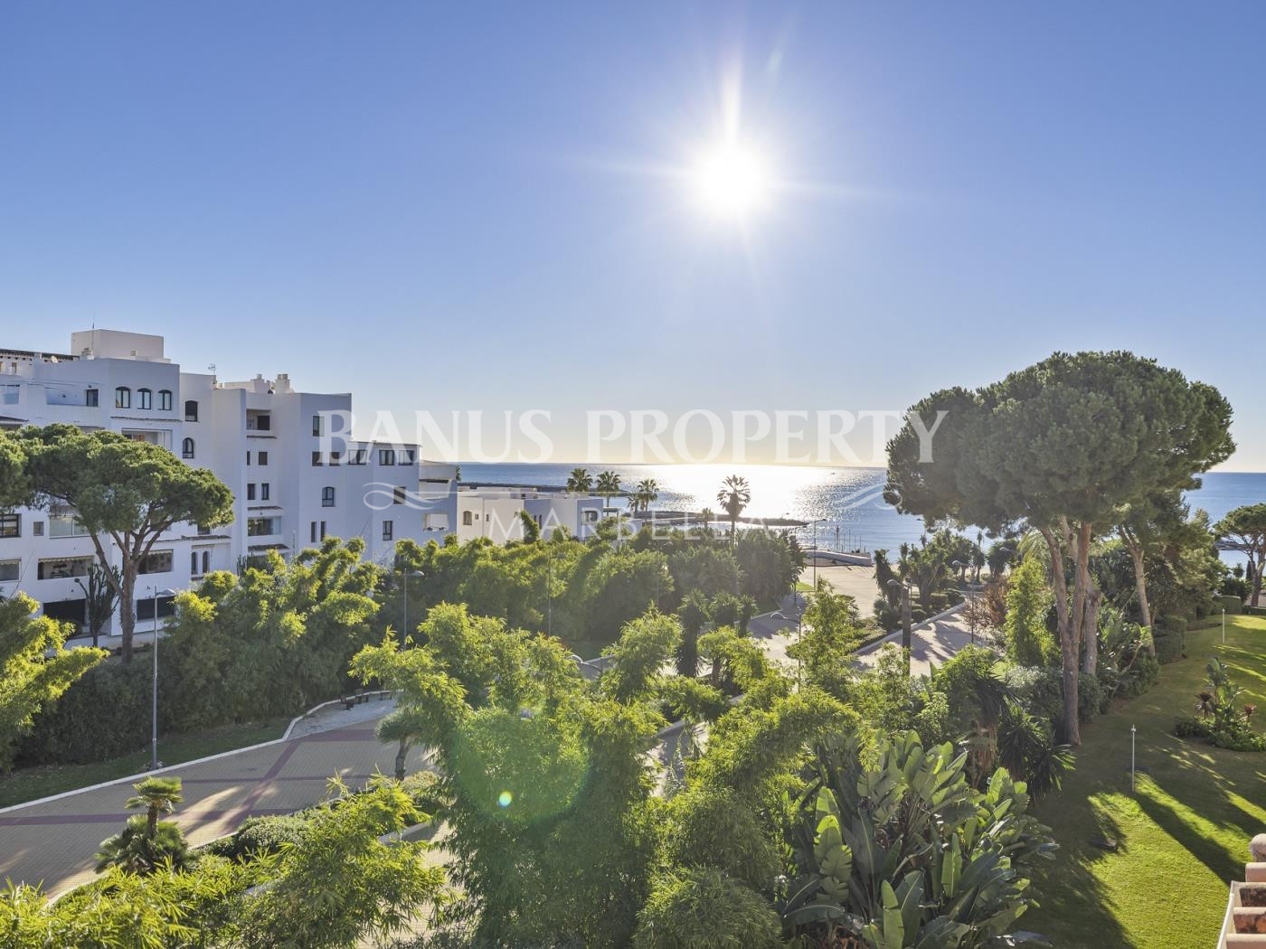 Moderno apartamento de 1 dormitorio con vistas laterales al mar en Puerto Banús