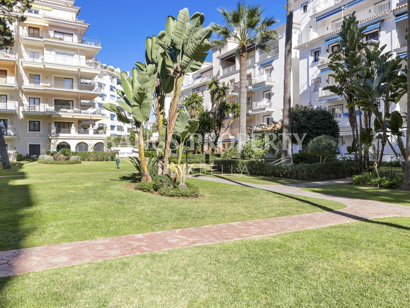Moderno apartamento de 1 dormitorio con vistas laterales al mar en Puerto Banús