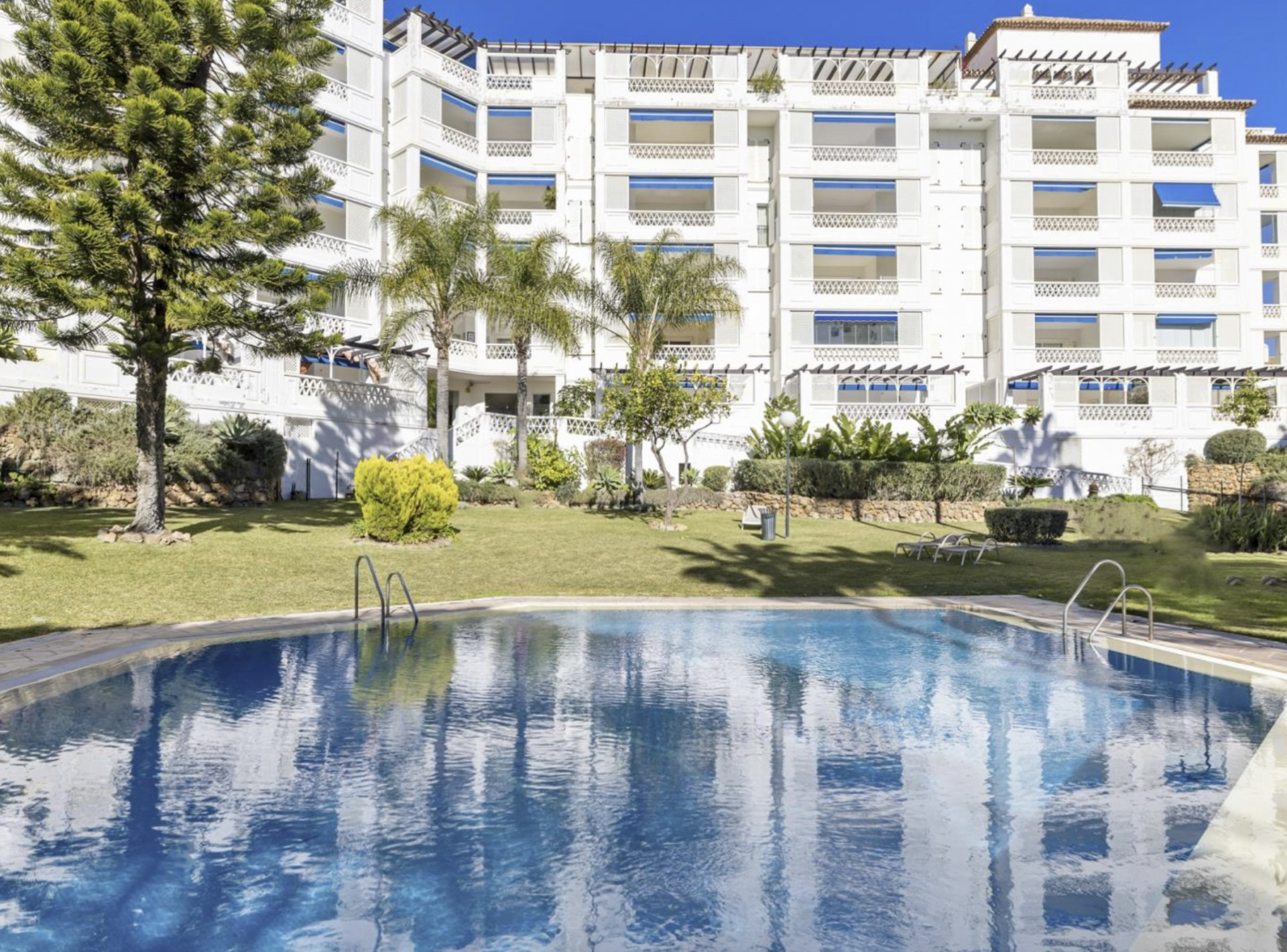 Modern apartment for sale in Puerto Banús – Las Gaviotas Complex