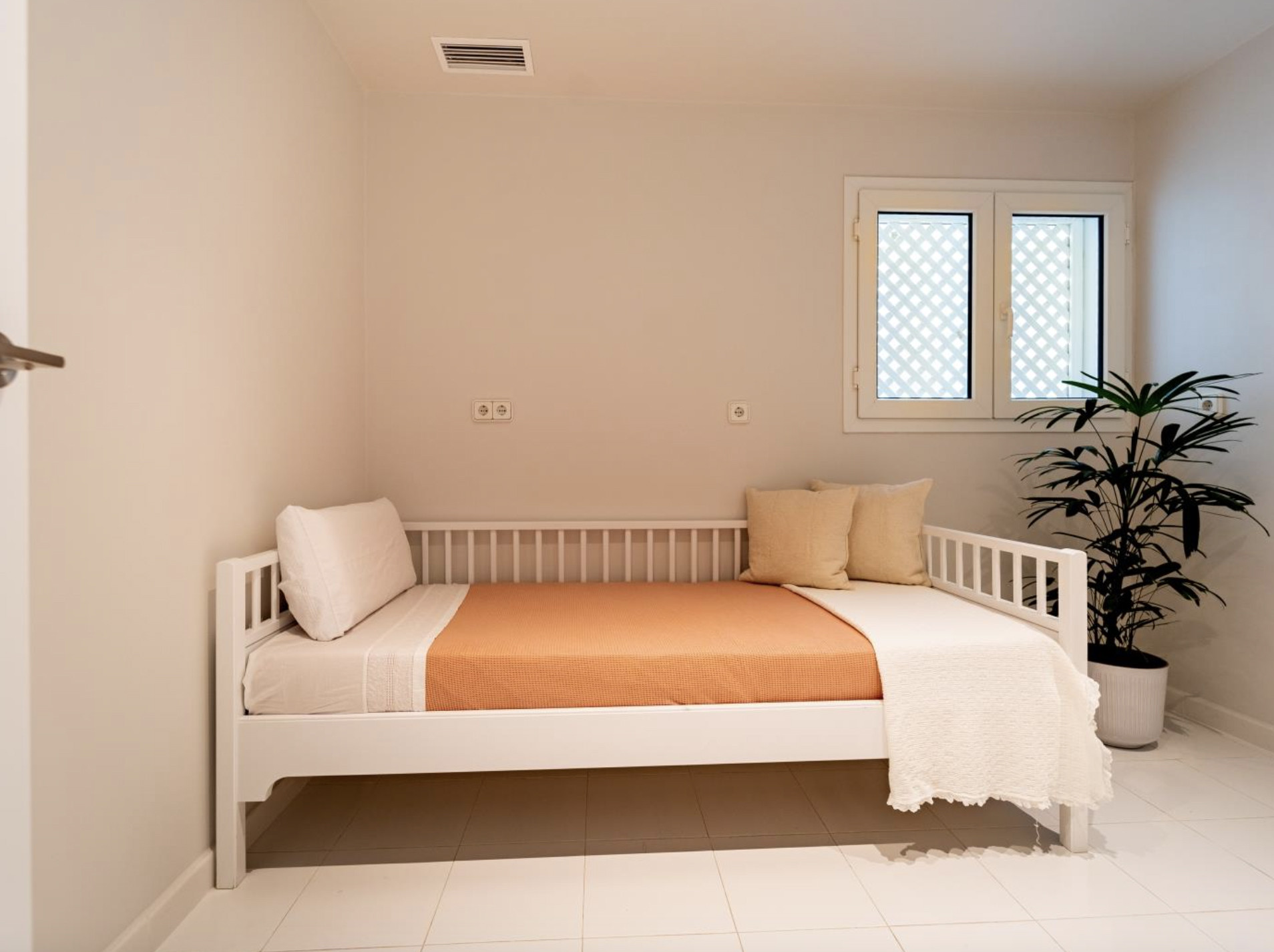 Modern apartment for sale in Puerto Banús – Las Gaviotas Complex