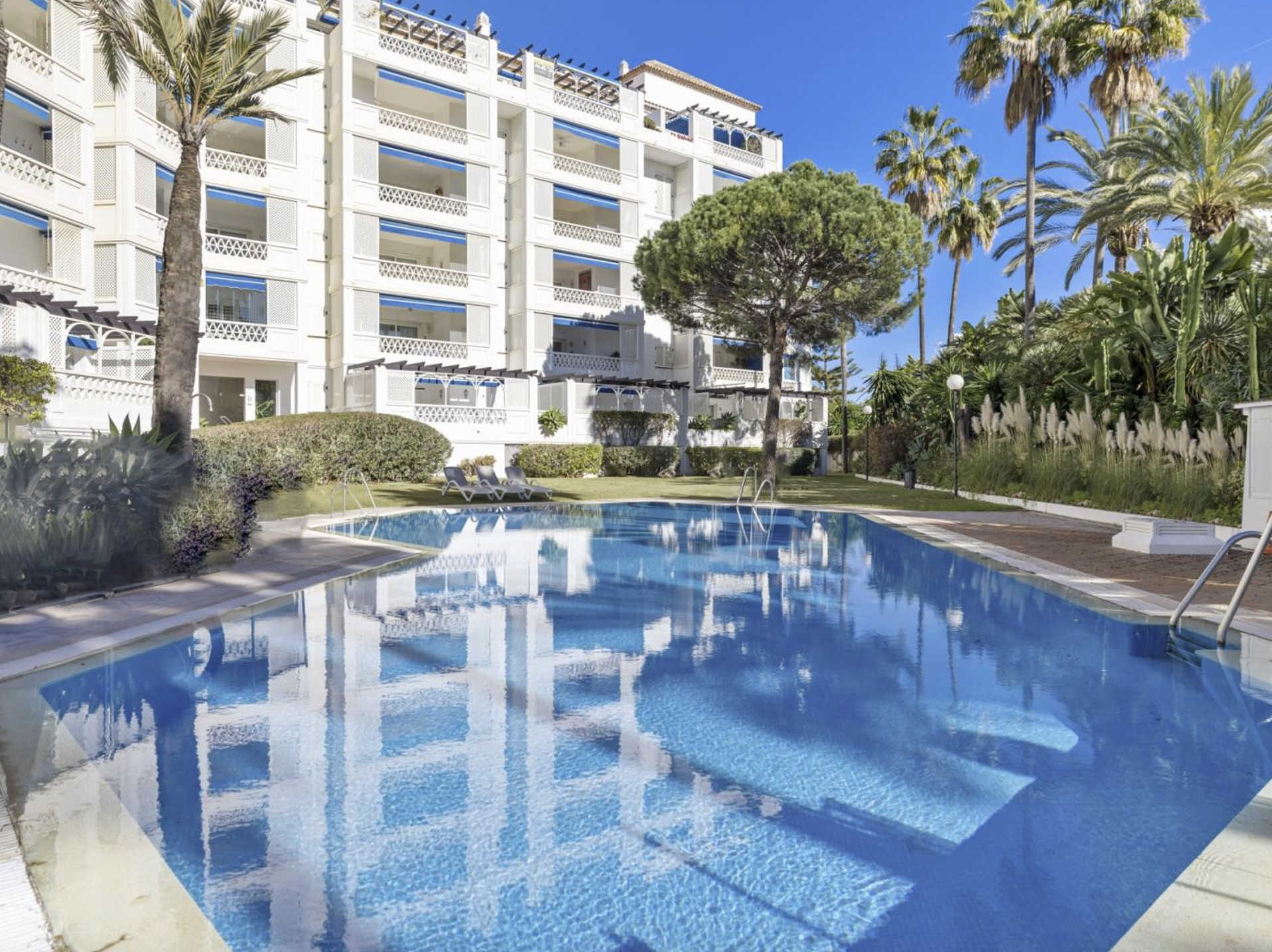 Modern apartment for sale in Puerto Banús – Las Gaviotas Complex