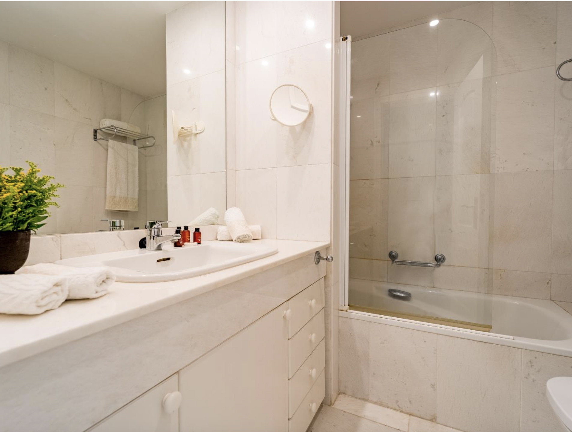 Modern apartment for sale in Puerto Banús – Las Gaviotas Complex