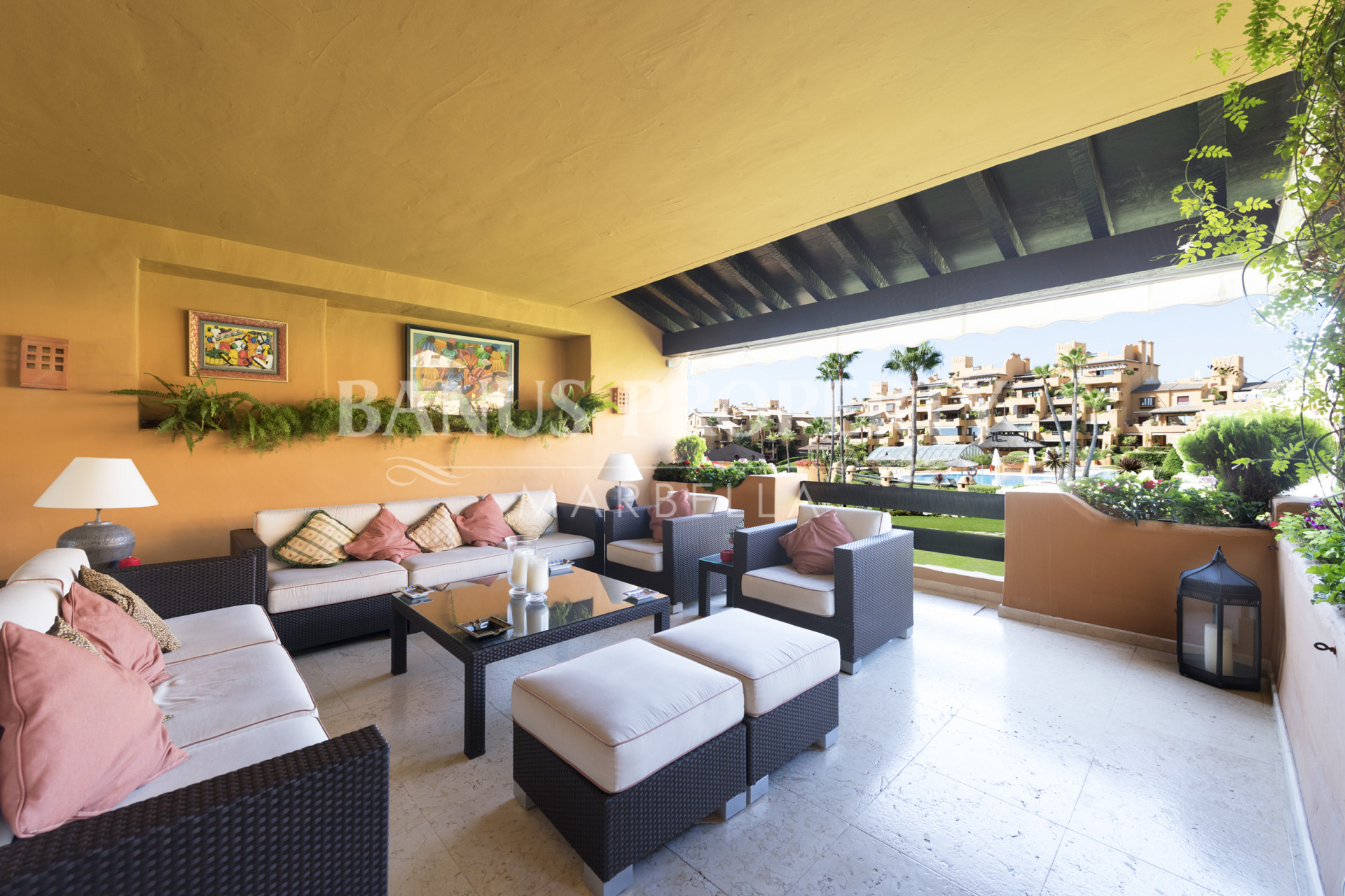 Moderno apartamento en primera línea de playa en venta, en Los Granados del Mar- Estepona