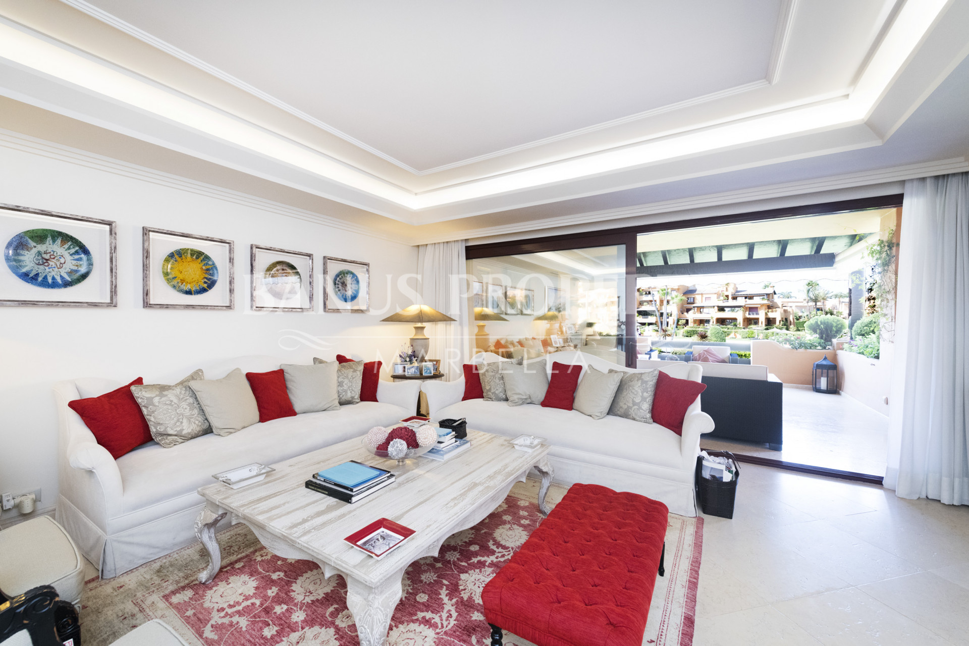 Moderno apartamento en primera línea de playa en venta, en Los Granados del Mar- Estepona