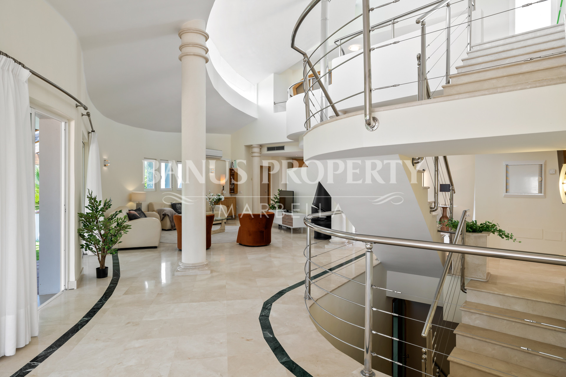 Idyllic 4-Bed Family Villa with Impressive Sea views in los Flamingos Golf- Benahavis