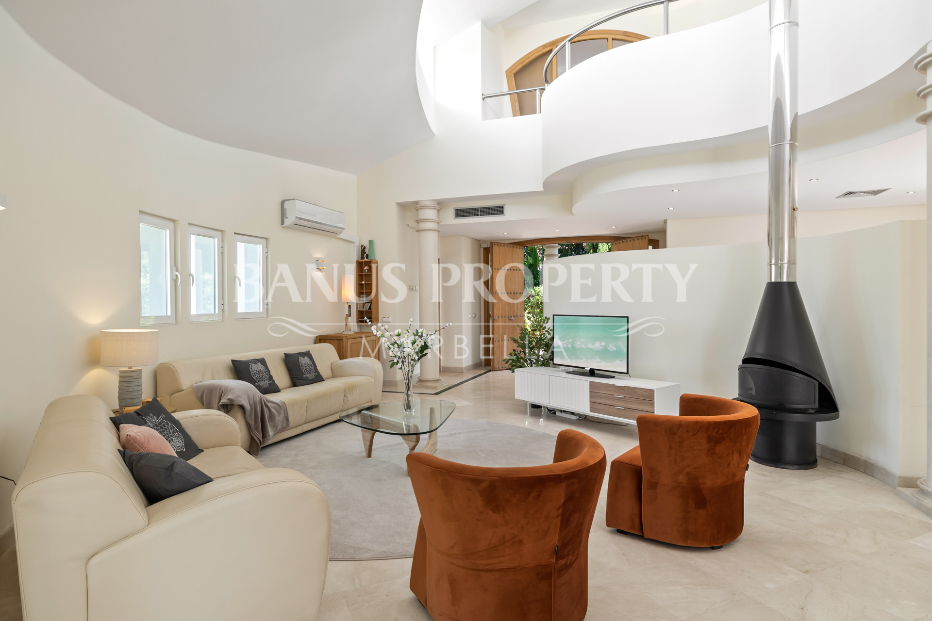 Idyllic 4-Bed Family Villa with Impressive Sea views in los Flamingos Golf- Benahavis