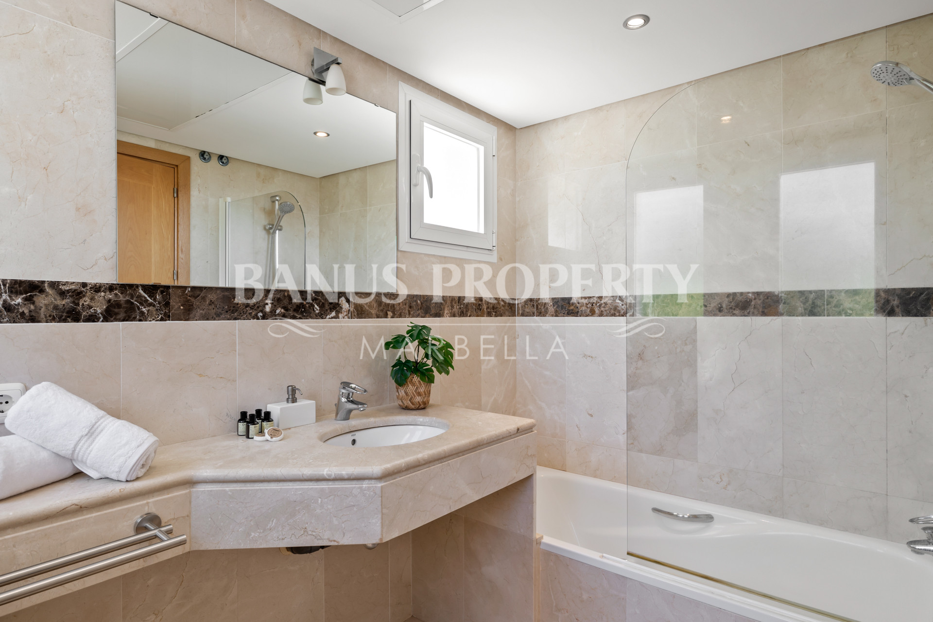 Idyllic 4-Bed Family Villa with Impressive Sea views in los Flamingos Golf- Benahavis