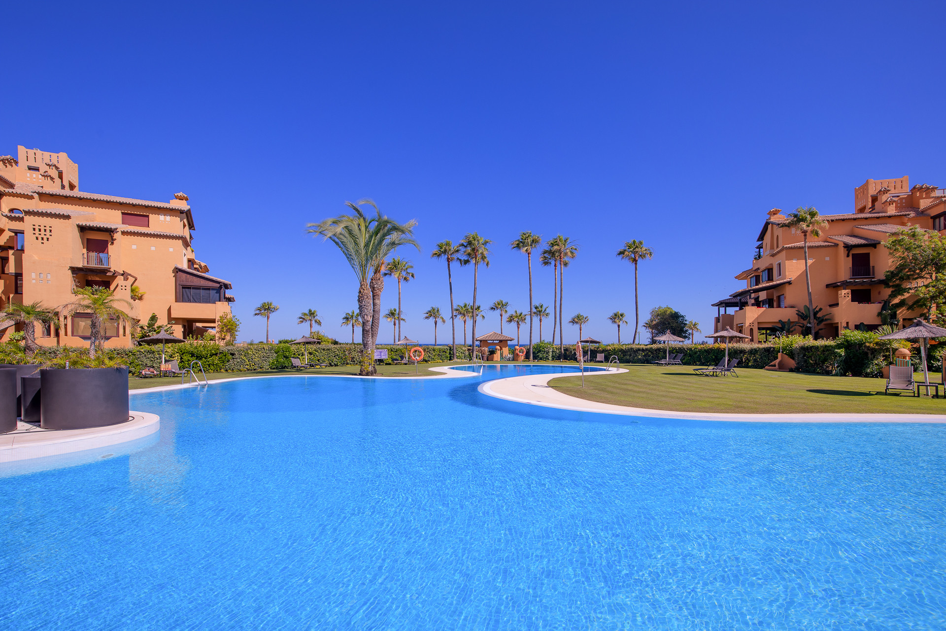 Amazing frontline beach apartment for sale in Los Granados del Mar Estepona