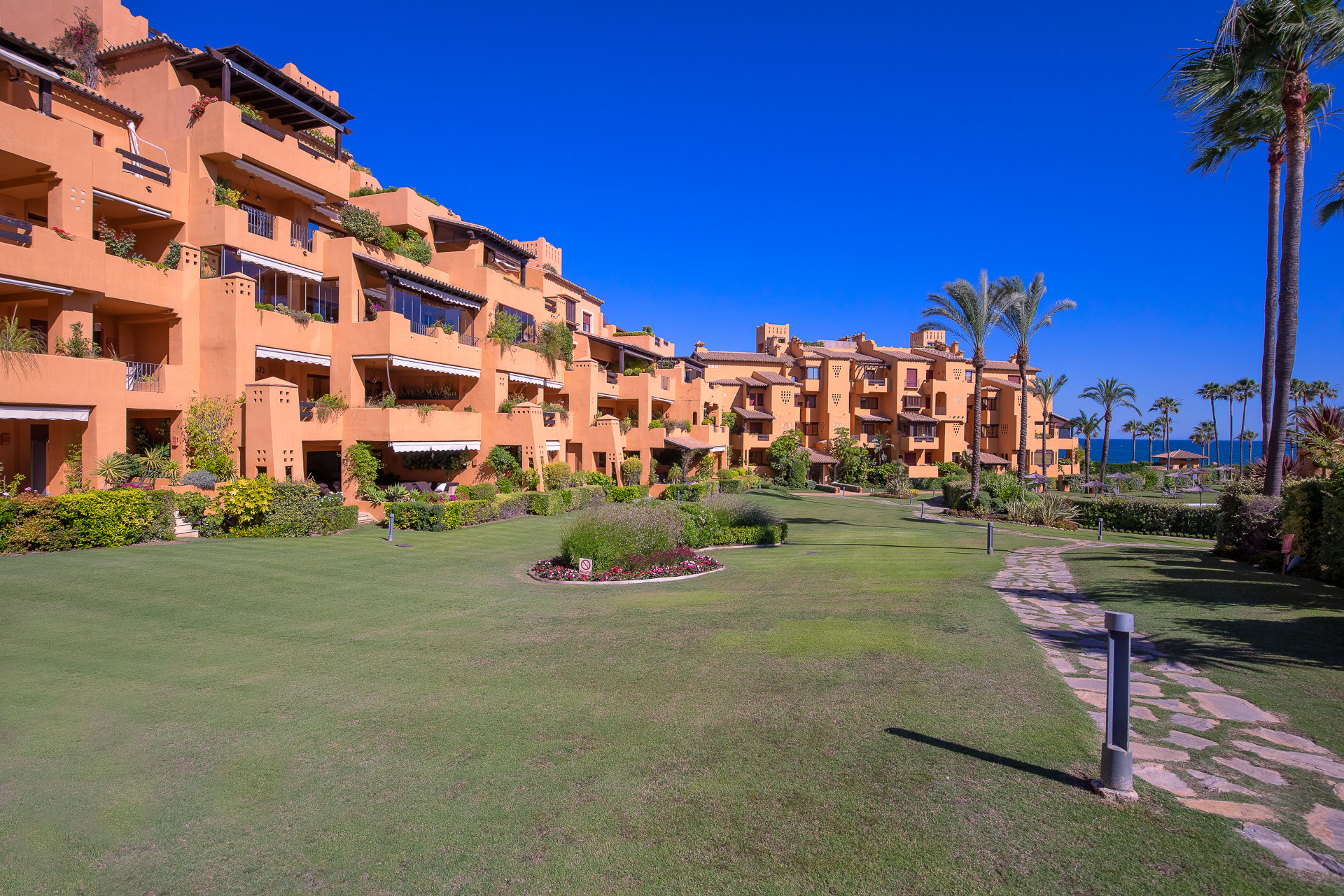 Amazing frontline beach apartment for sale in Los Granados del Mar Estepona