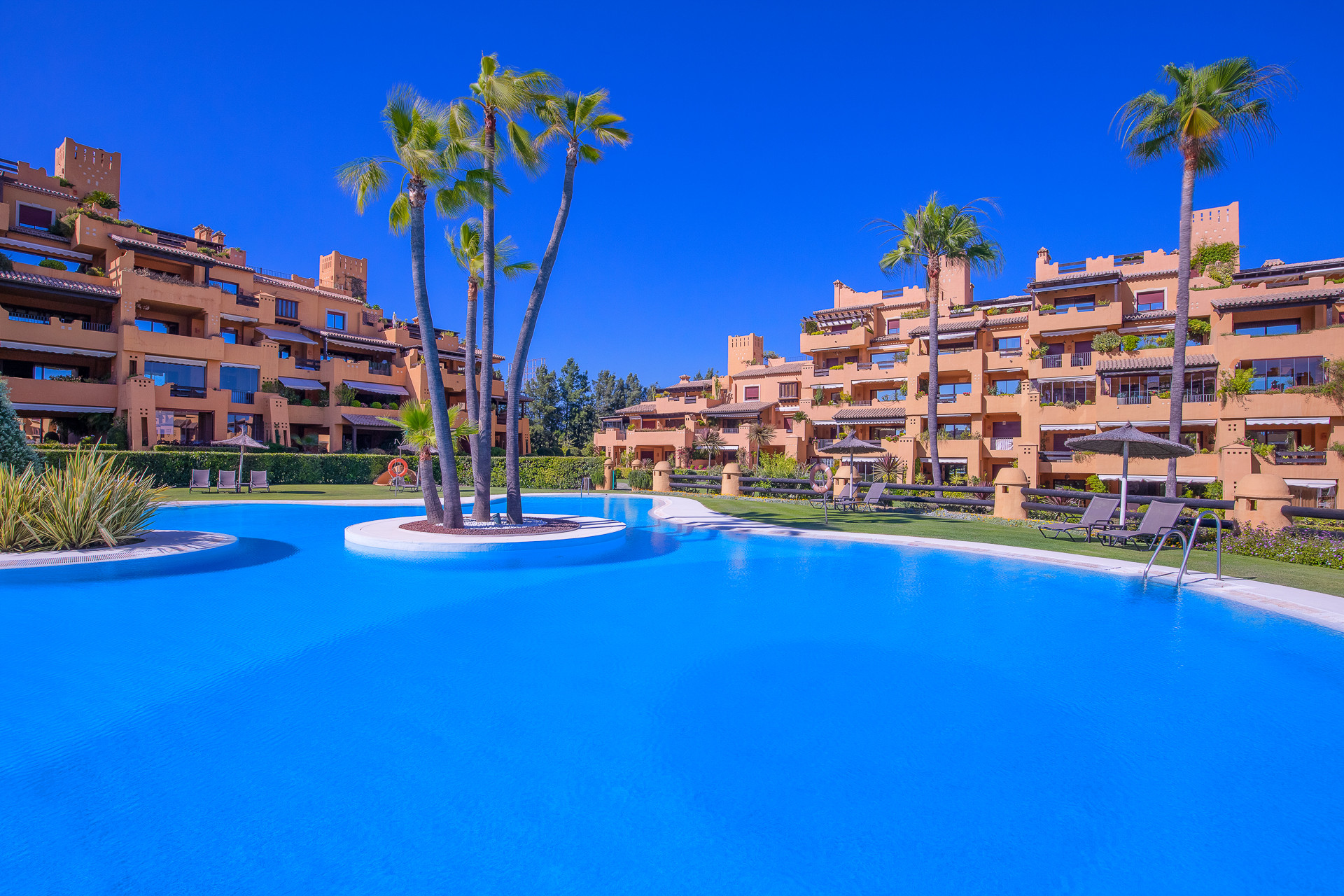 Amazing frontline beach apartment for sale in Los Granados del Mar Estepona