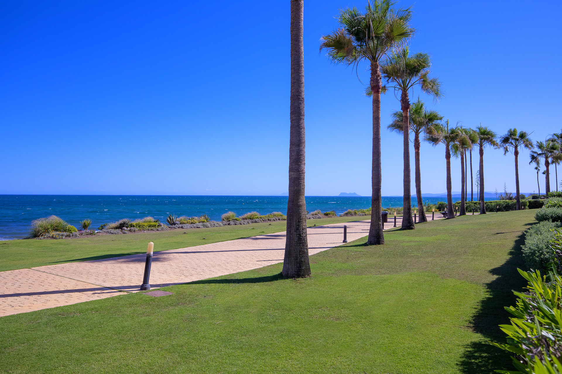 Amazing frontline beach apartment for sale in Los Granados del Mar Estepona