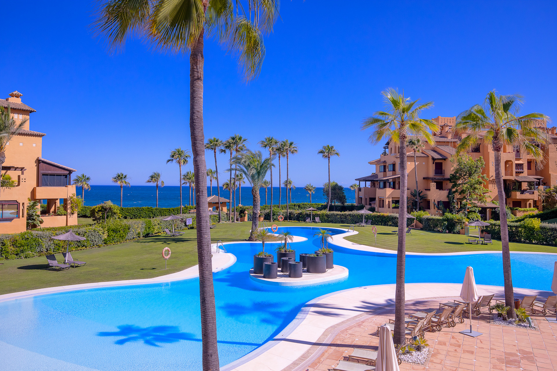 Amazing frontline beach apartment for sale in Los Granados del Mar Estepona