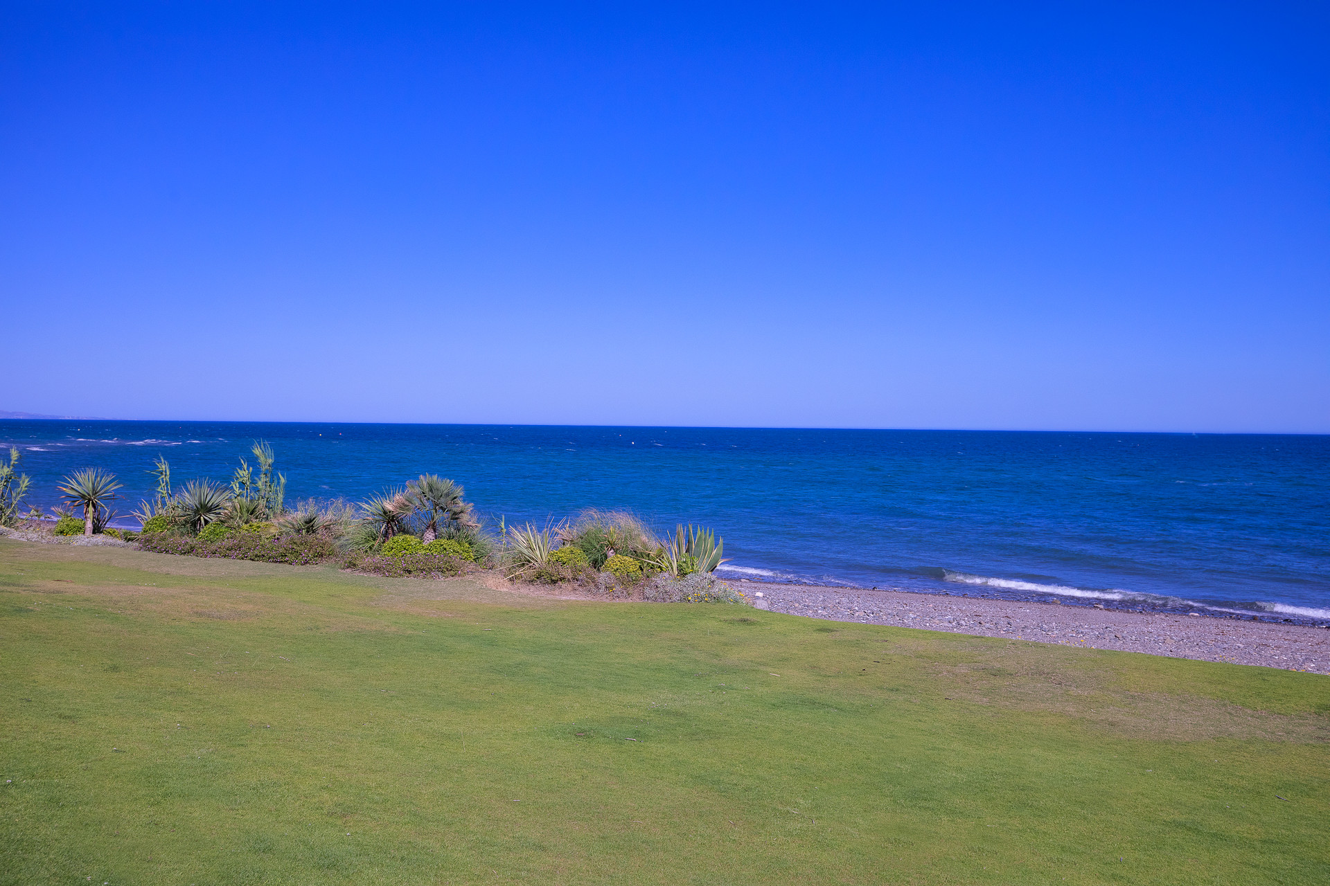 Amazing frontline beach apartment for sale in Los Granados del Mar Estepona