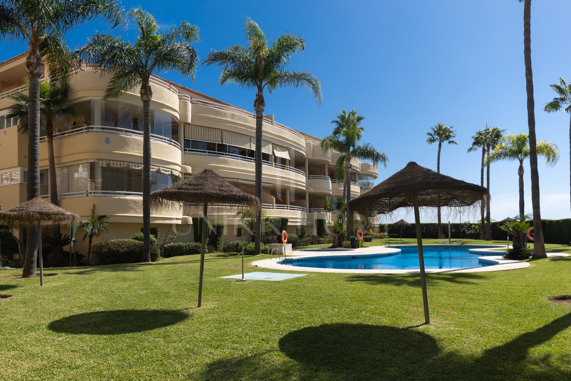 Apartamento de 3 dormitorios en primera línea de playa en Benalmádena Costa con vistas al mar