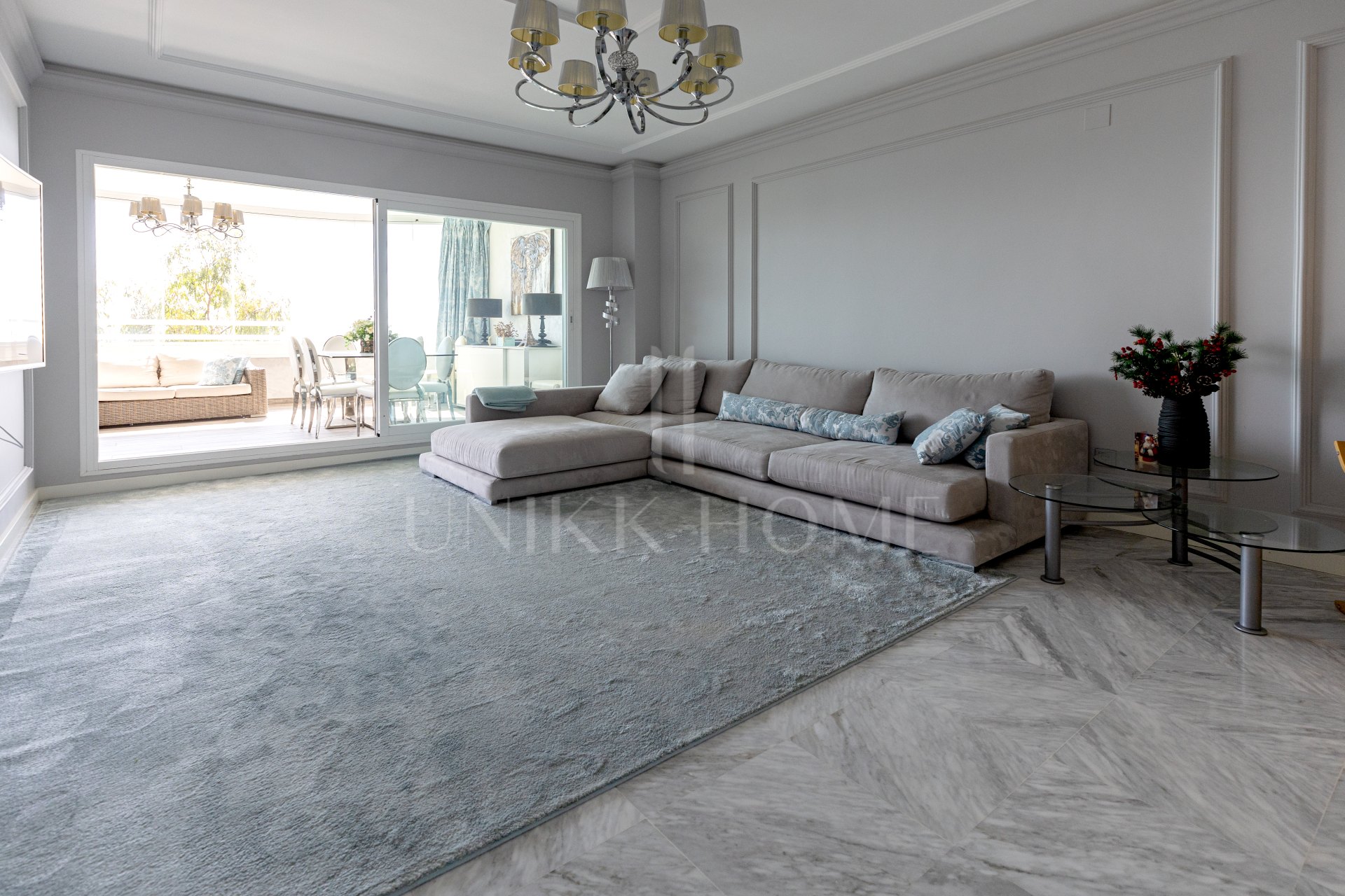Apartamento de 3 dormitorios en primera línea de playa en Benalmádena Costa con vistas al mar