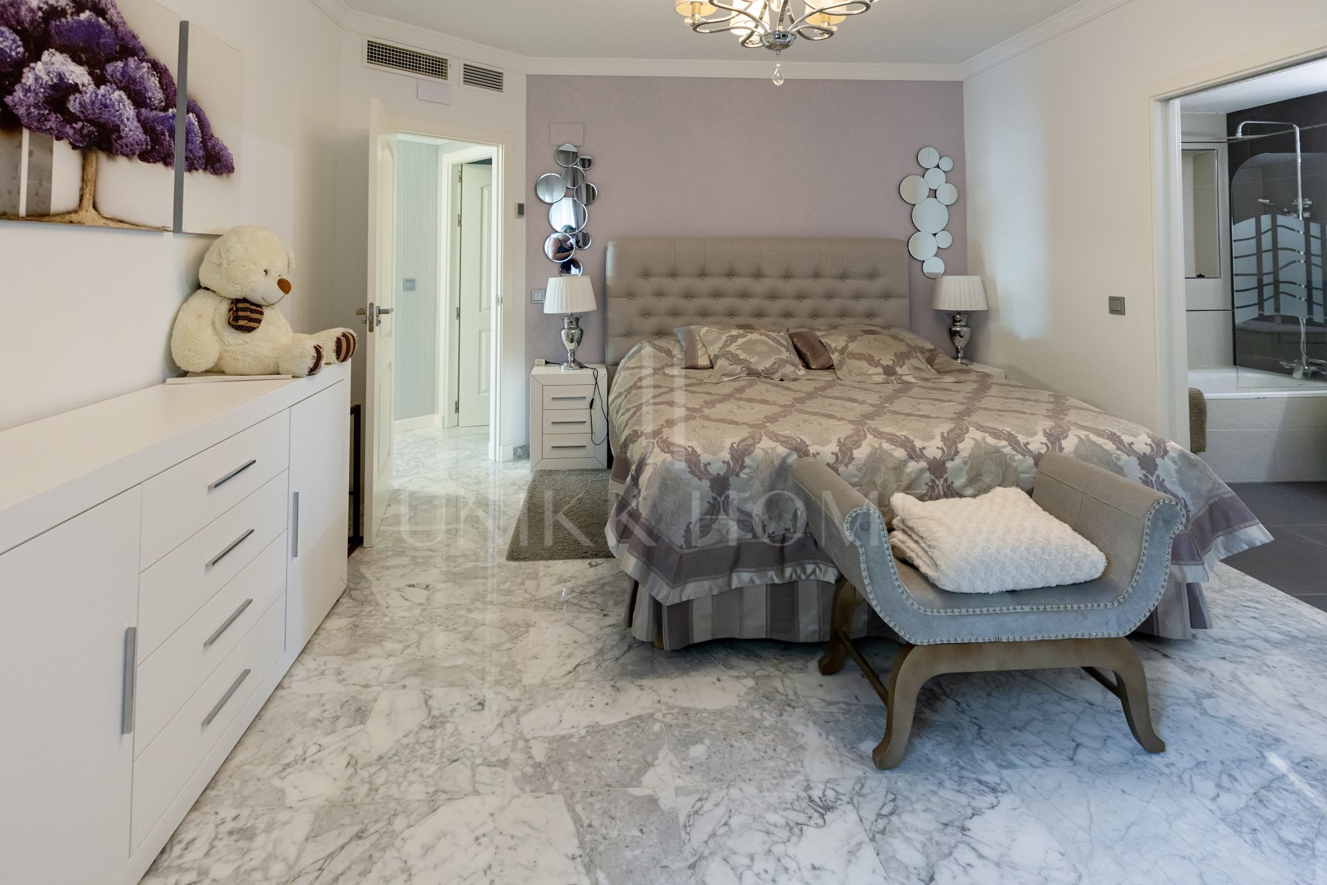 Apartamento de 3 dormitorios en primera línea de playa en Benalmádena Costa con vistas al mar