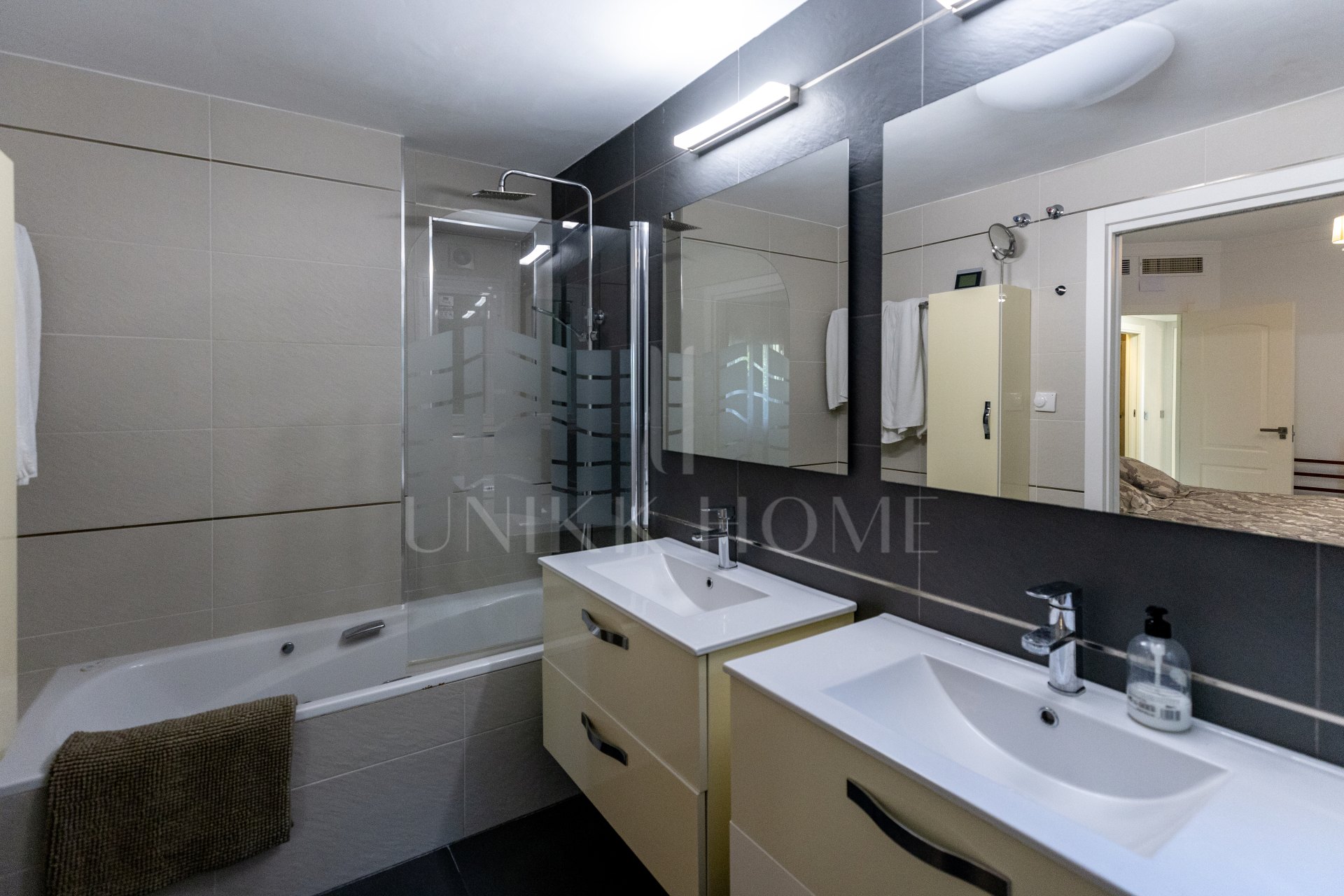 Apartamento de 3 dormitorios en primera línea de playa en Benalmádena Costa con vistas al mar