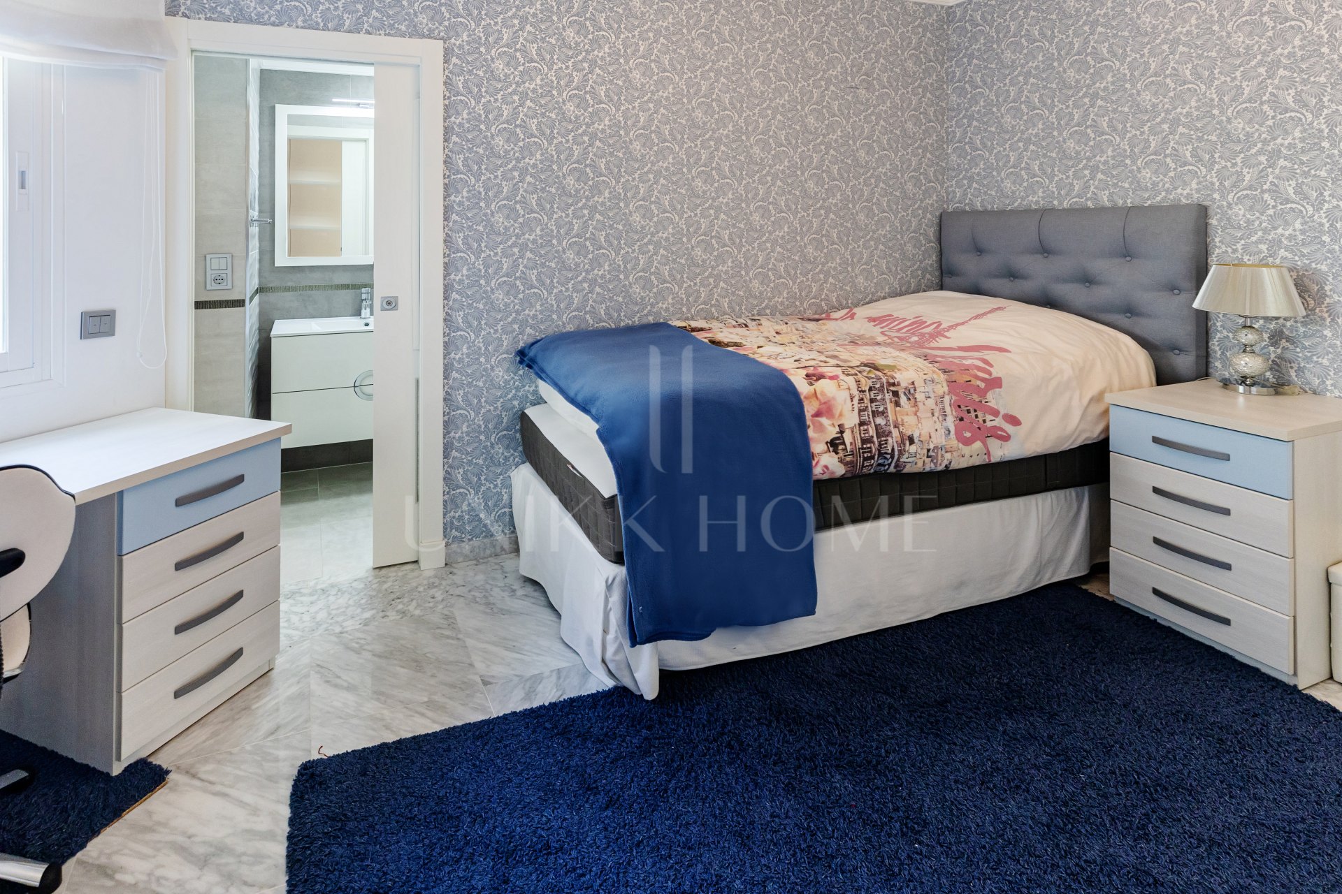 Apartamento de 3 dormitorios en primera línea de playa en Benalmádena Costa con vistas al mar