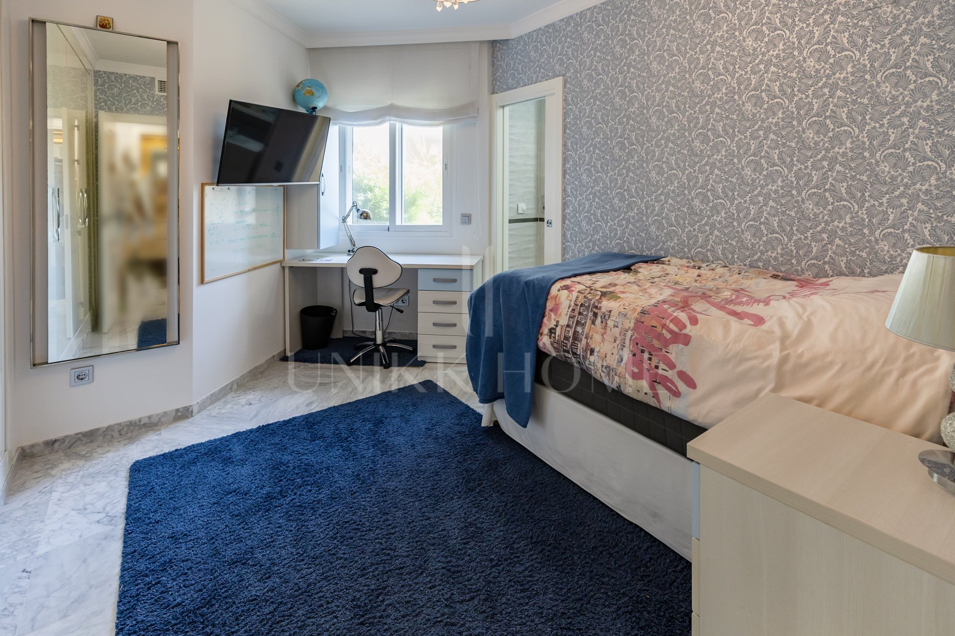 Apartamento de 3 dormitorios en primera línea de playa en Benalmádena Costa con vistas al mar