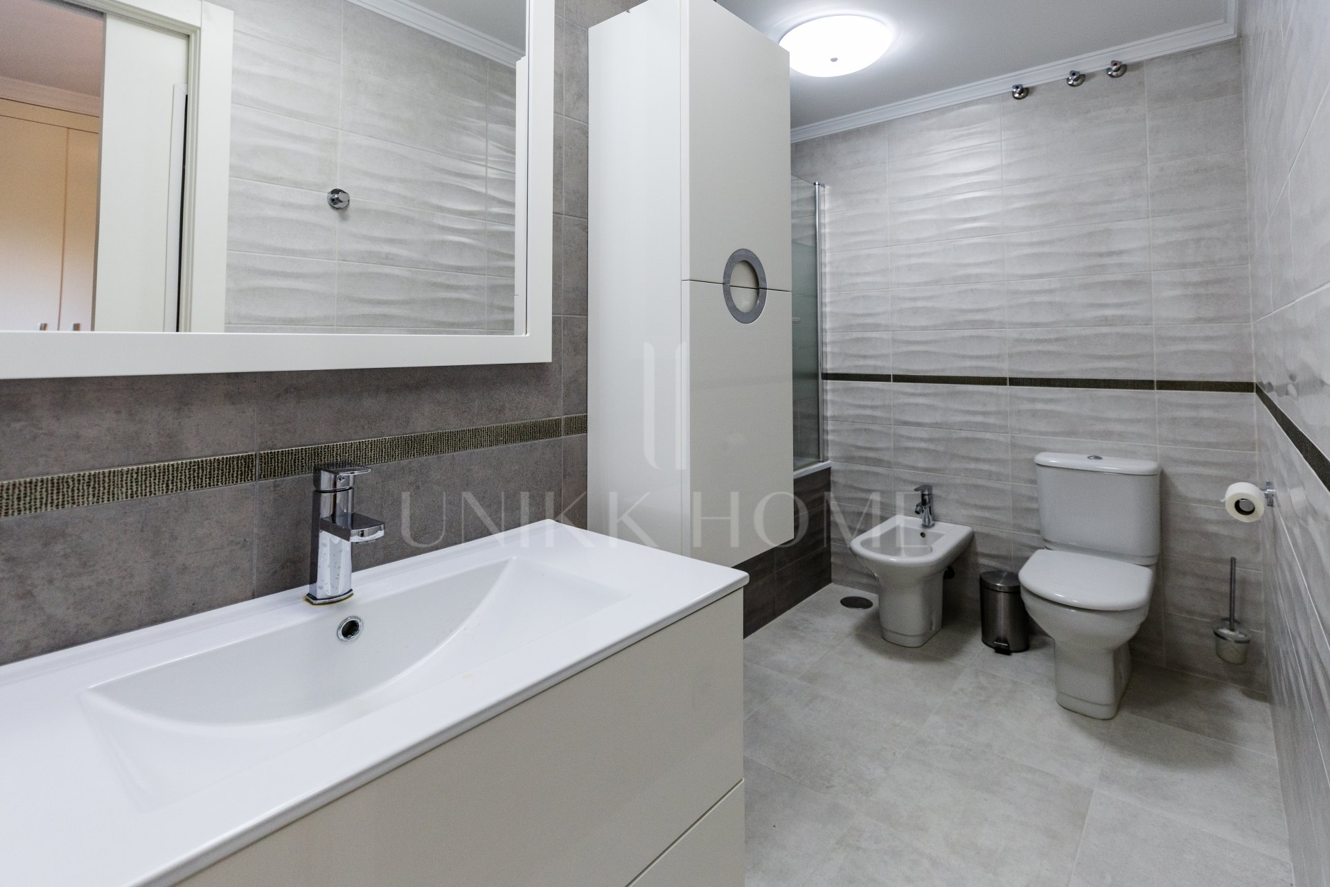 Apartamento de 3 dormitorios en primera línea de playa en Benalmádena Costa con vistas al mar