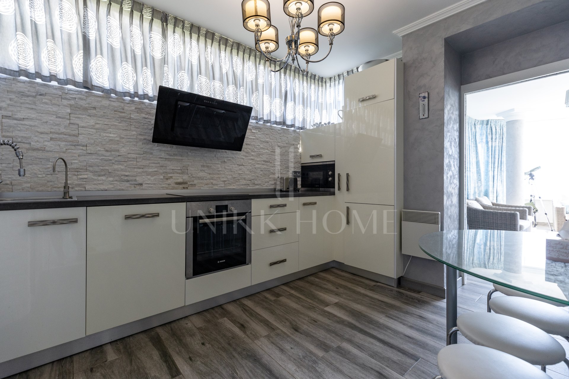 Apartamento de 3 dormitorios en primera línea de playa en Benalmádena Costa con vistas al mar