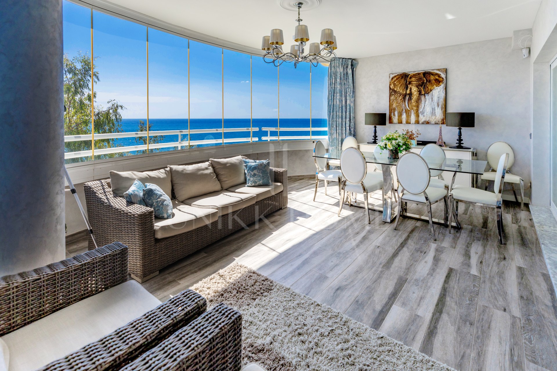 Apartamento de 3 dormitorios en primera línea de playa en Benalmádena Costa con vistas al mar