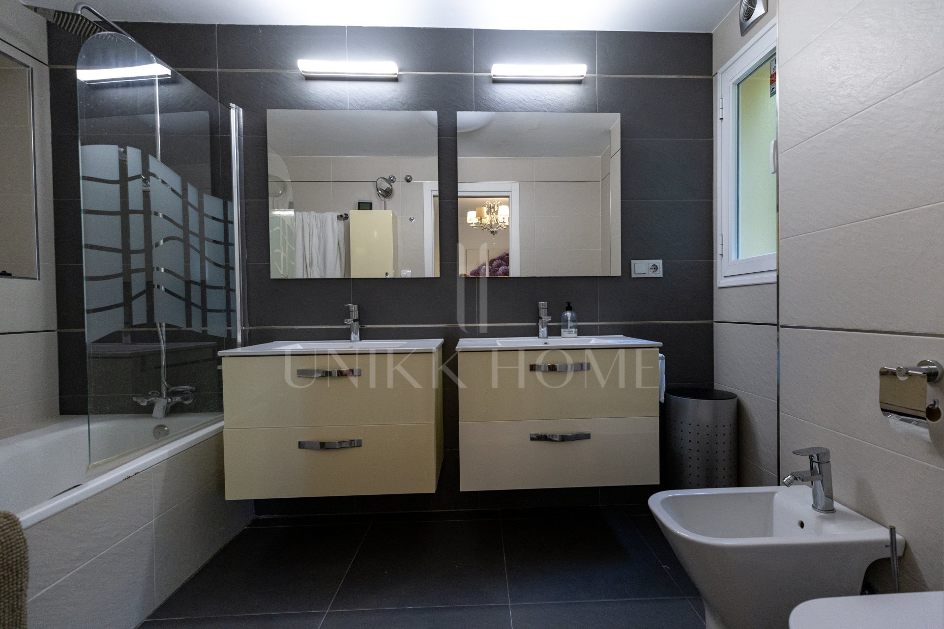 Apartamento de 3 dormitorios en primera línea de playa en Benalmádena Costa con vistas al mar