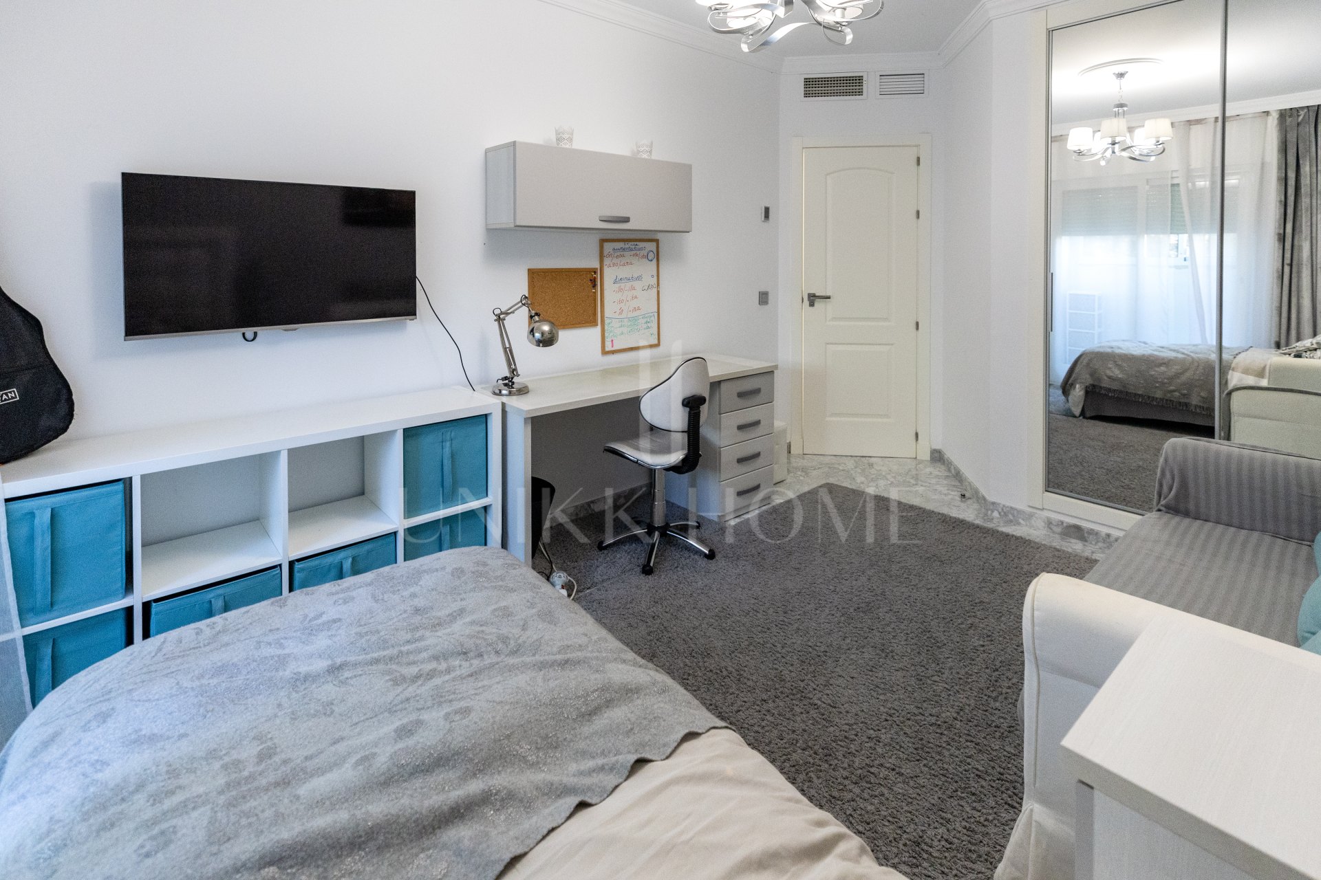 Apartamento de 3 dormitorios en primera línea de playa en Benalmádena Costa con vistas al mar