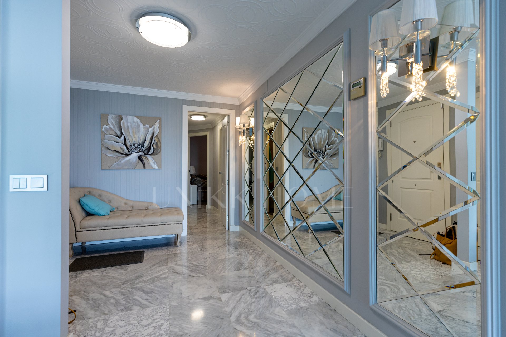 Apartamento de 3 dormitorios en primera línea de playa en Benalmádena Costa con vistas al mar