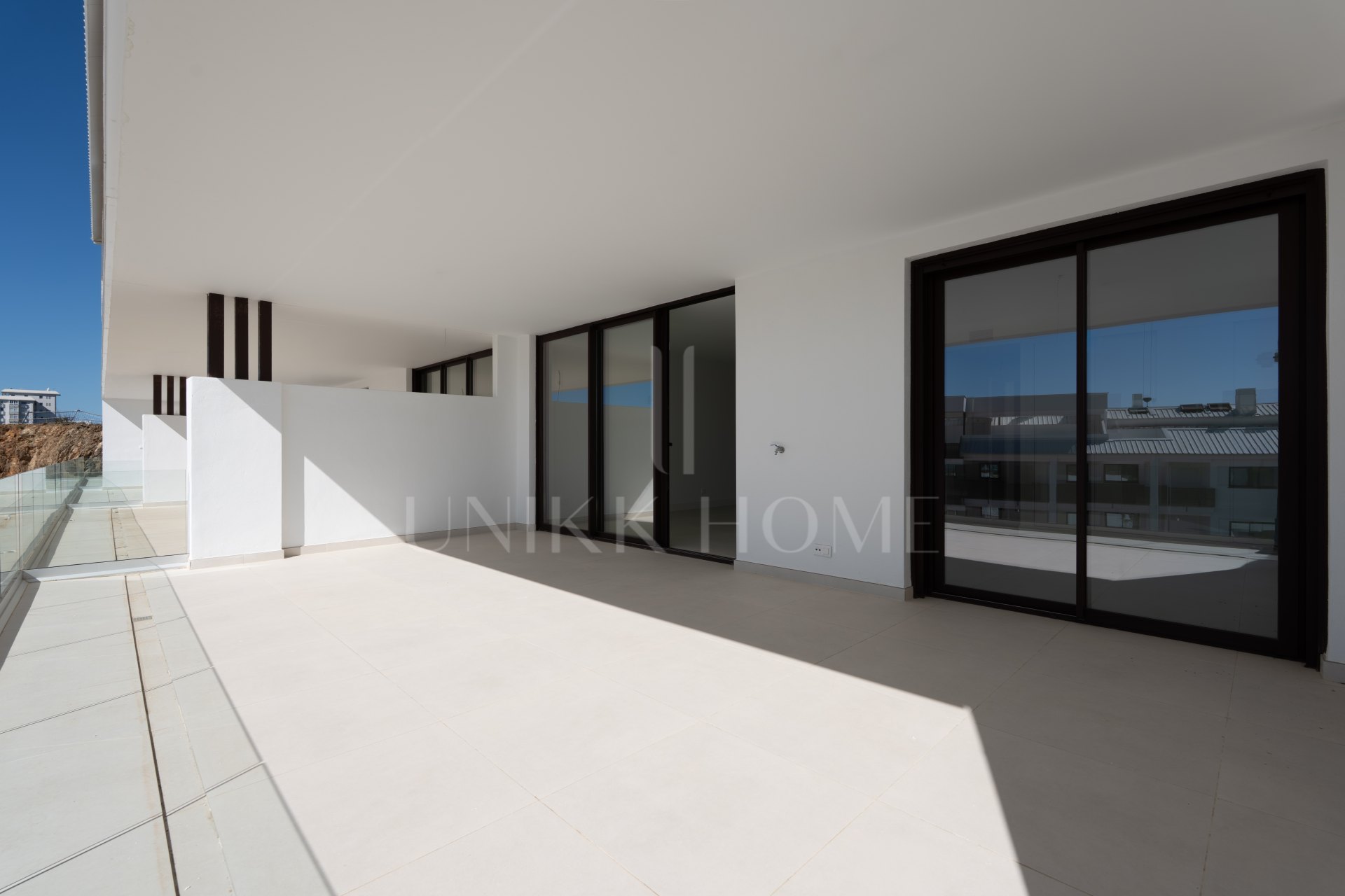 Apartamento nuevo de 2 dormitorios con vistas a la piscina y al mar