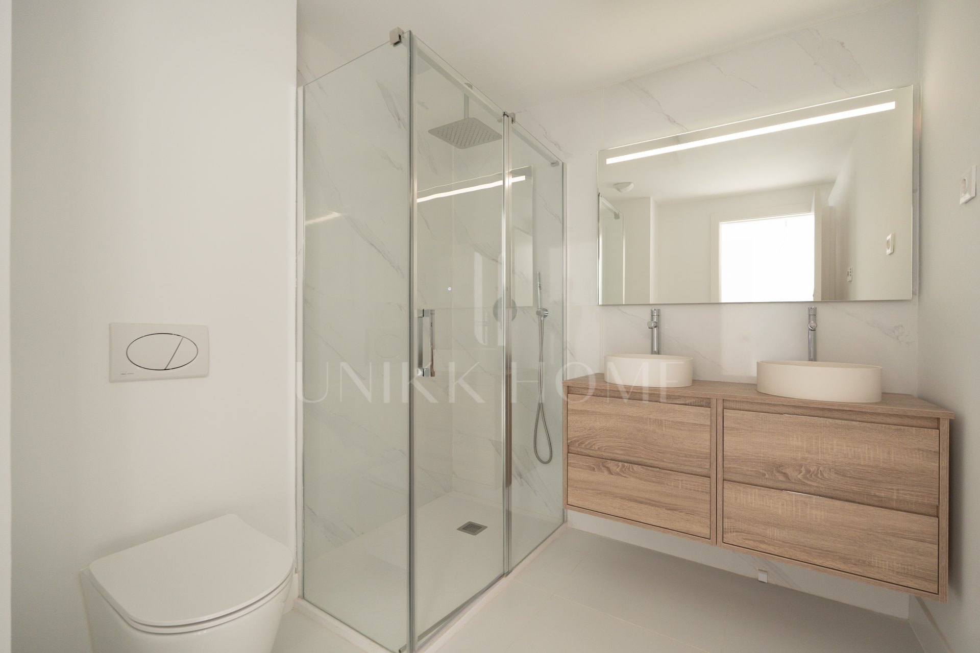 Apartamento nuevo de 2 dormitorios con vistas a la piscina y al mar