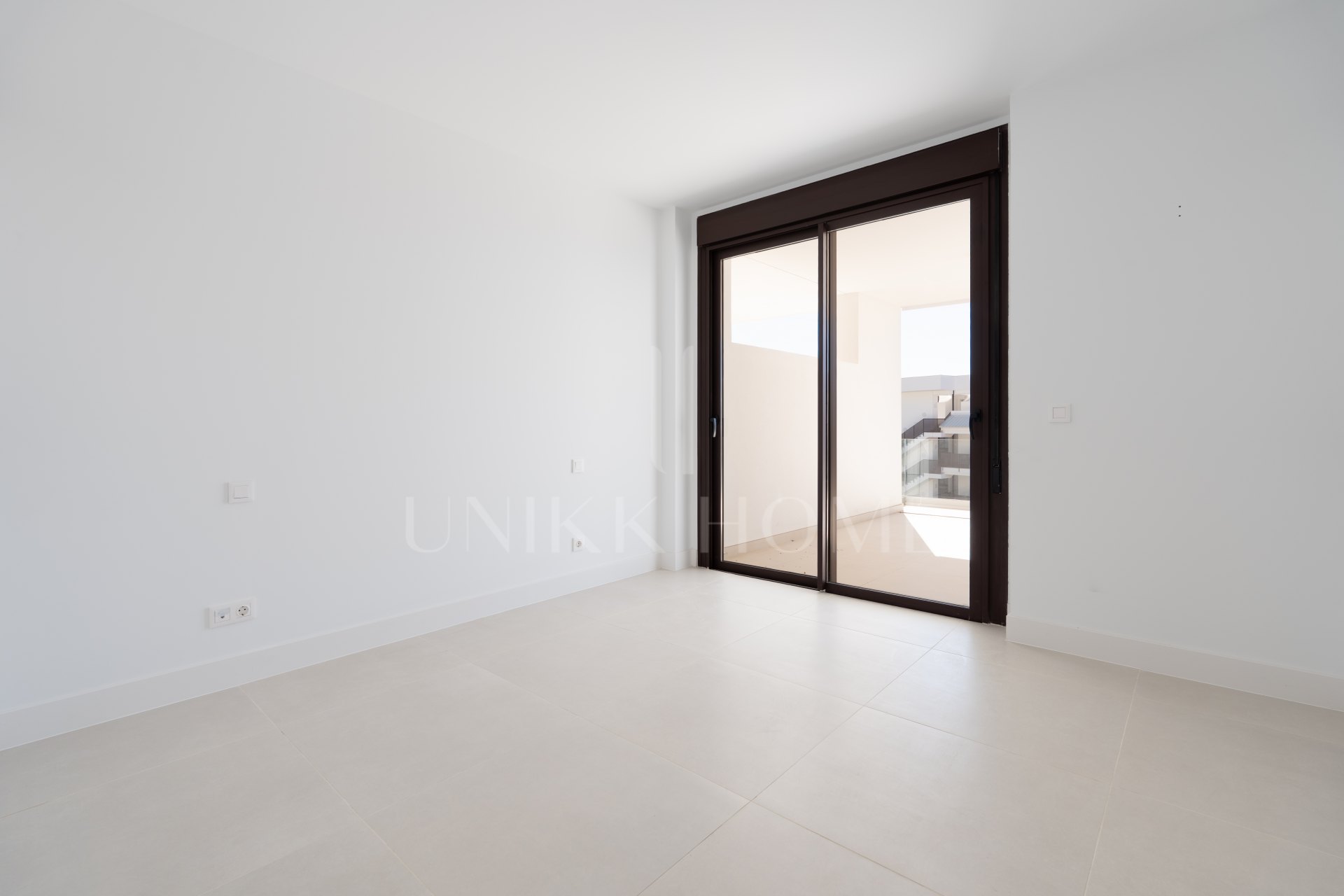 Apartamento nuevo de 2 dormitorios con vistas a la piscina y al mar