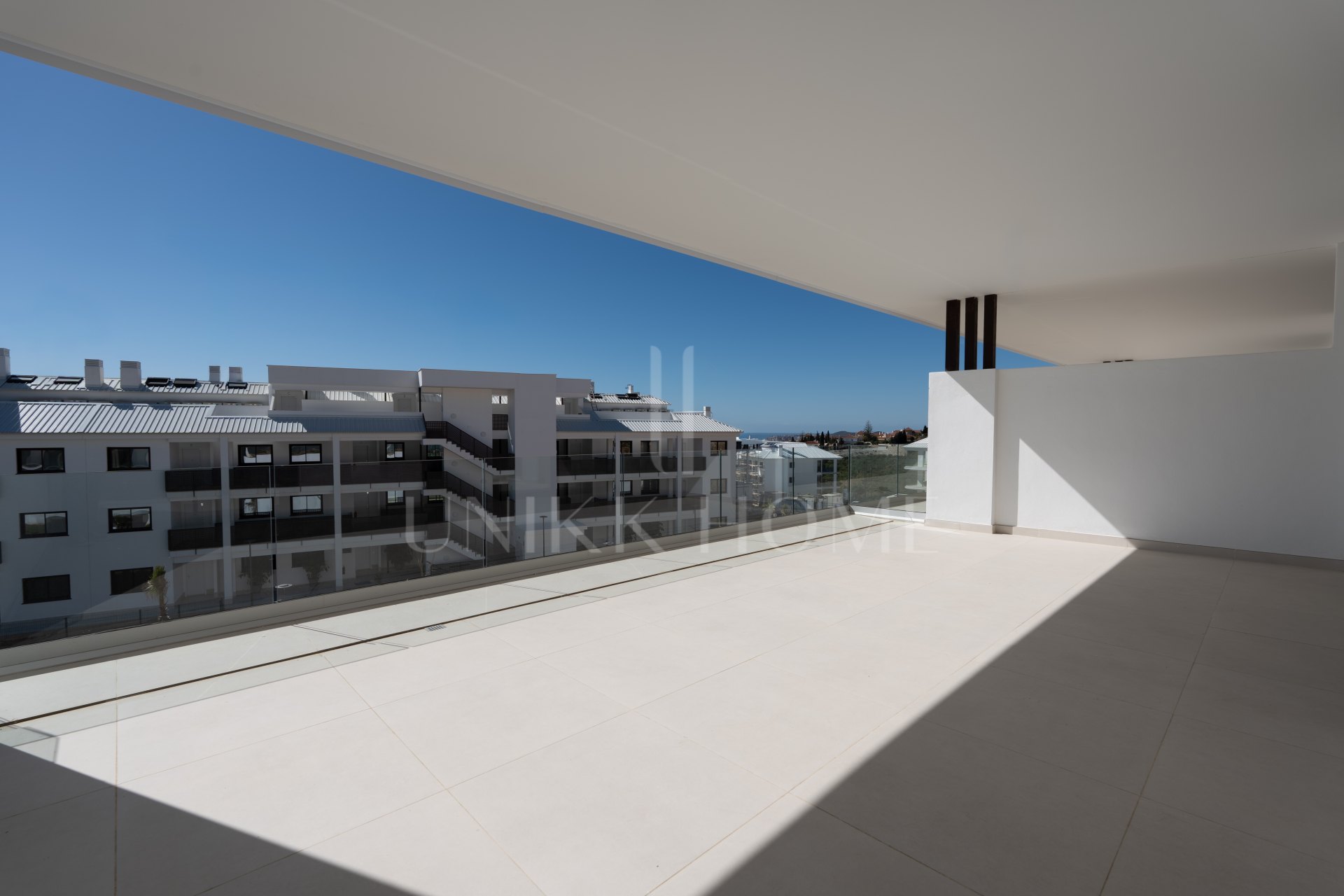 Apartamento nuevo de 2 dormitorios con vistas a la piscina y al mar