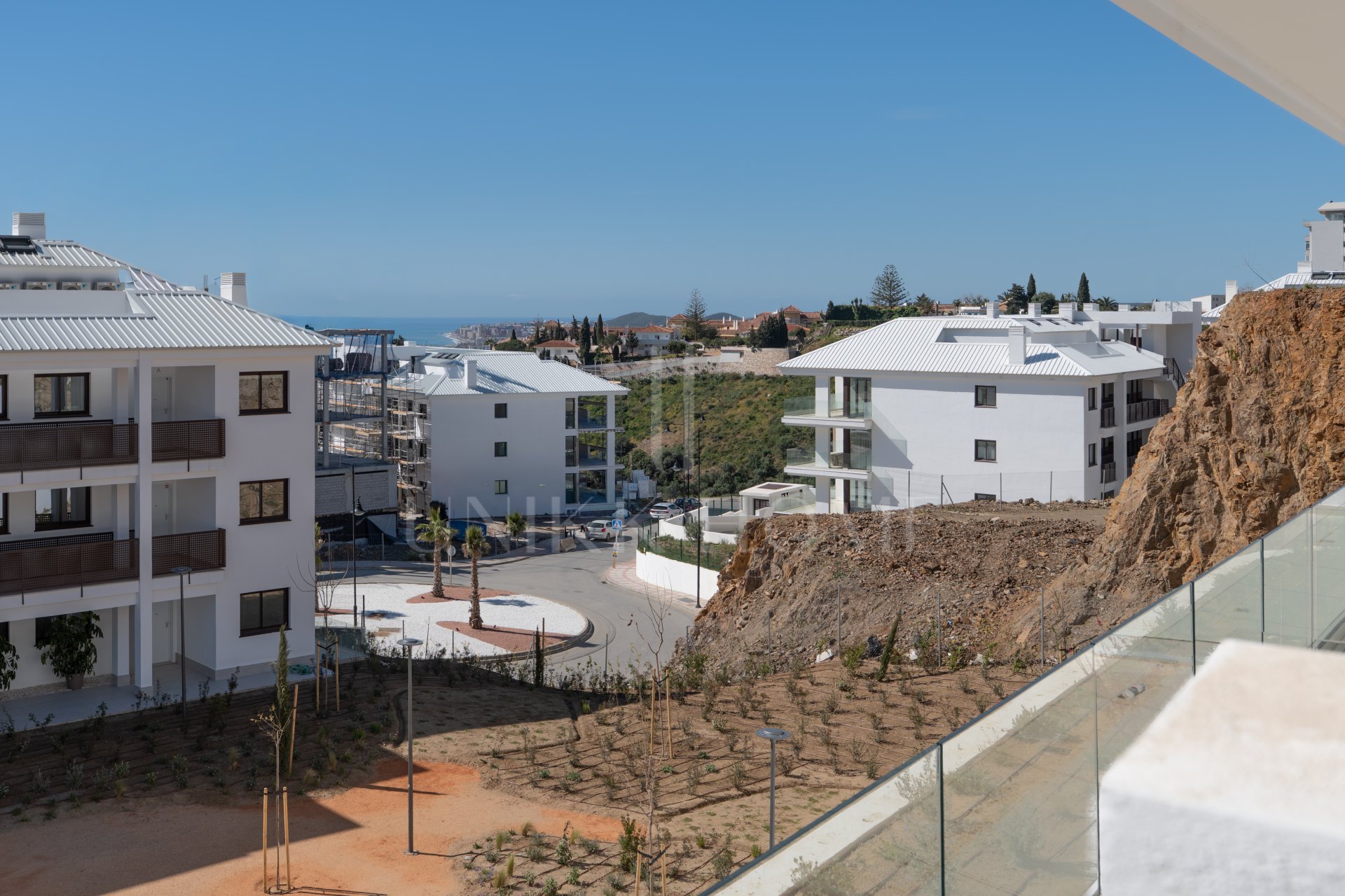 Apartamento nuevo de 2 dormitorios con vistas a la piscina y al mar