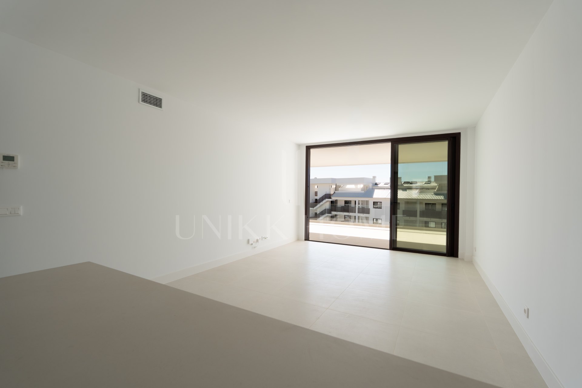 Apartamento nuevo de 2 dormitorios con vistas a la piscina y al mar