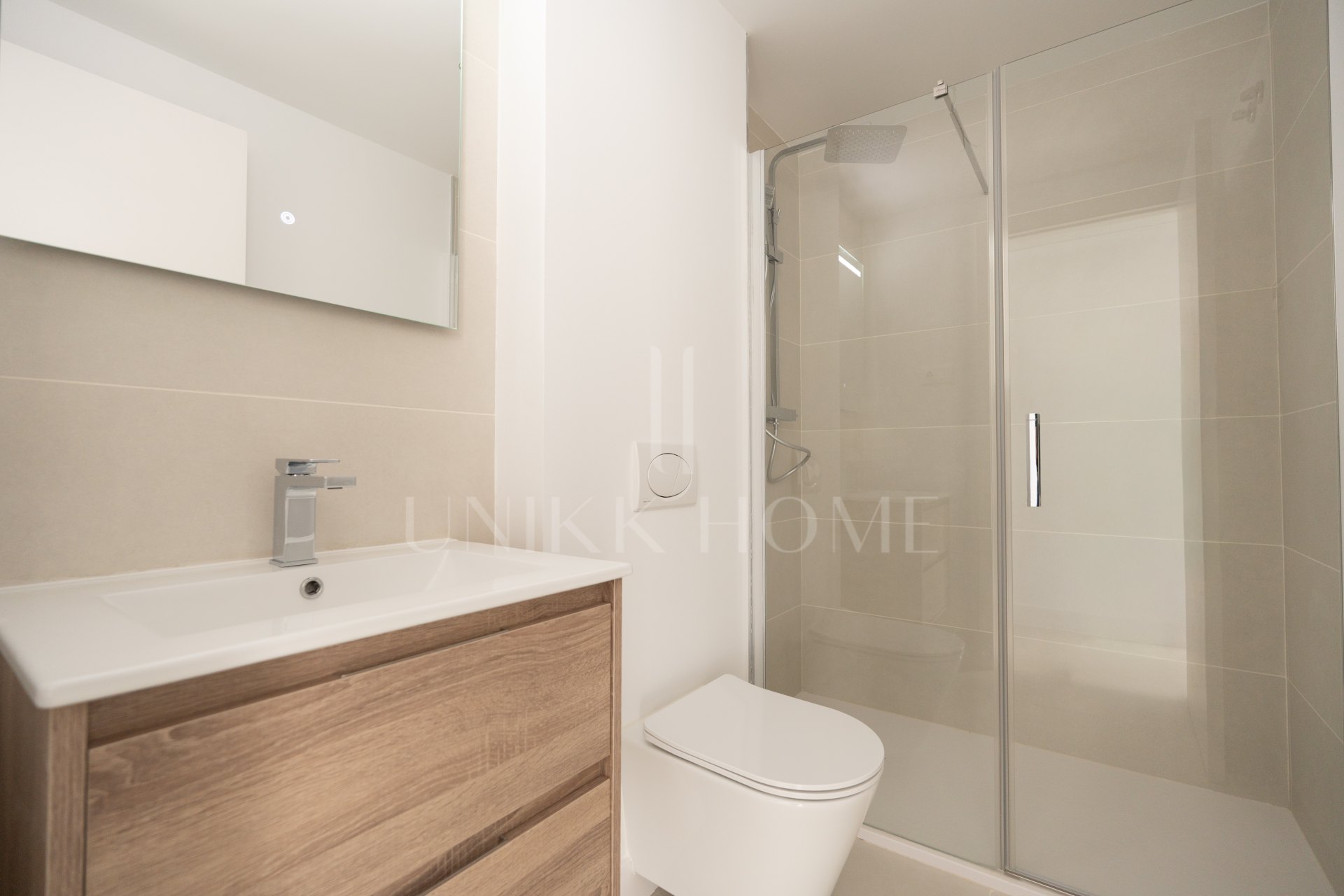 Apartamento nuevo de 2 dormitorios con vistas a la piscina y al mar