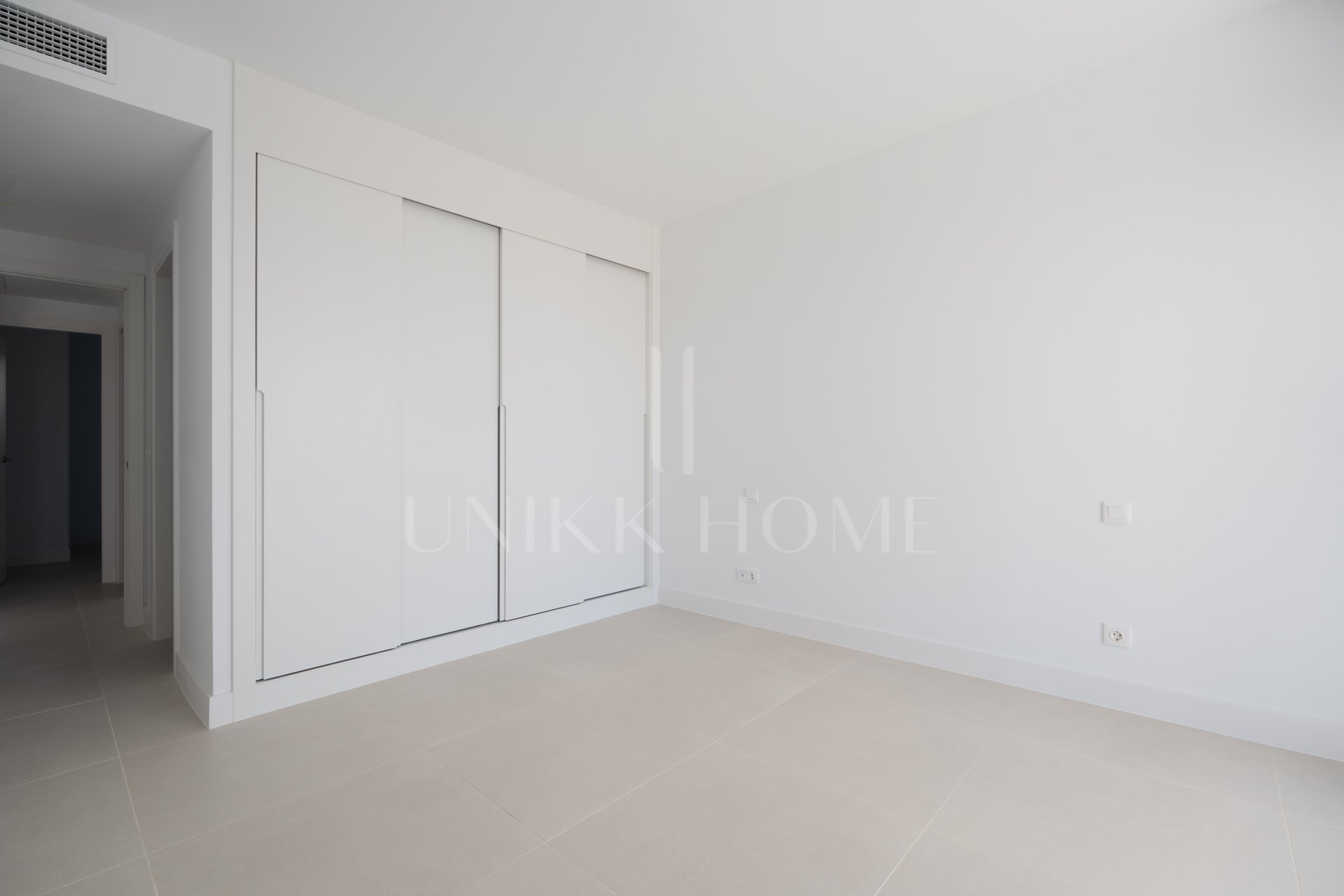 Apartamento nuevo de 2 dormitorios con vistas a la piscina y al mar