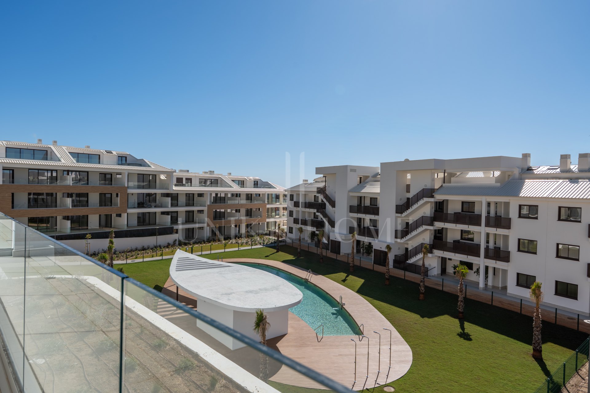 Apartamento nuevo de 2 dormitorios con vistas a la piscina y al mar