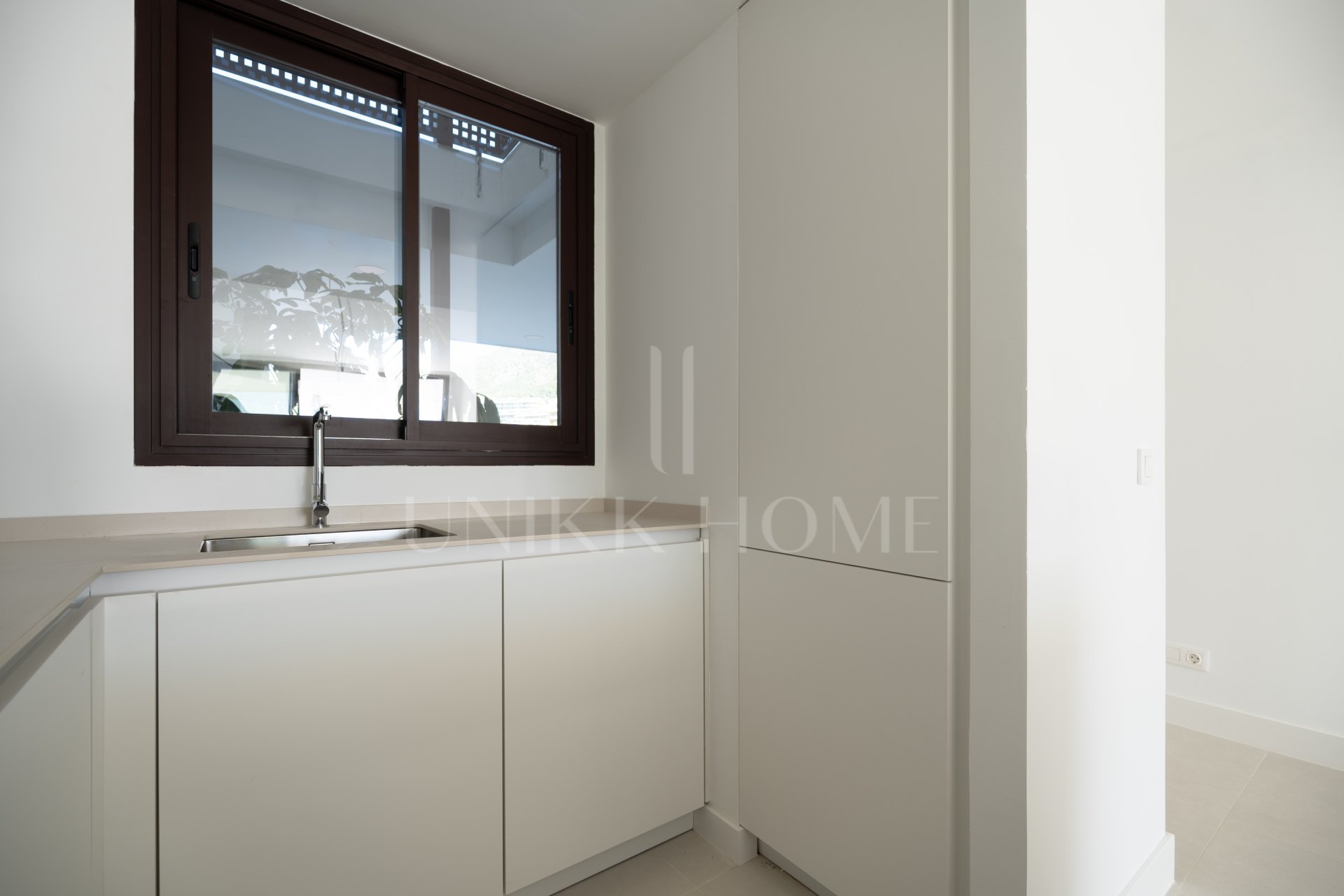 Apartamento nuevo de 2 dormitorios con vistas a la piscina y al mar