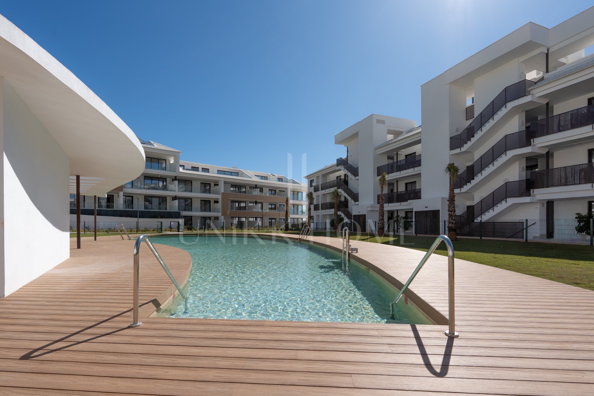 Apartamento nuevo de 2 dormitorios con vistas a la piscina y al mar