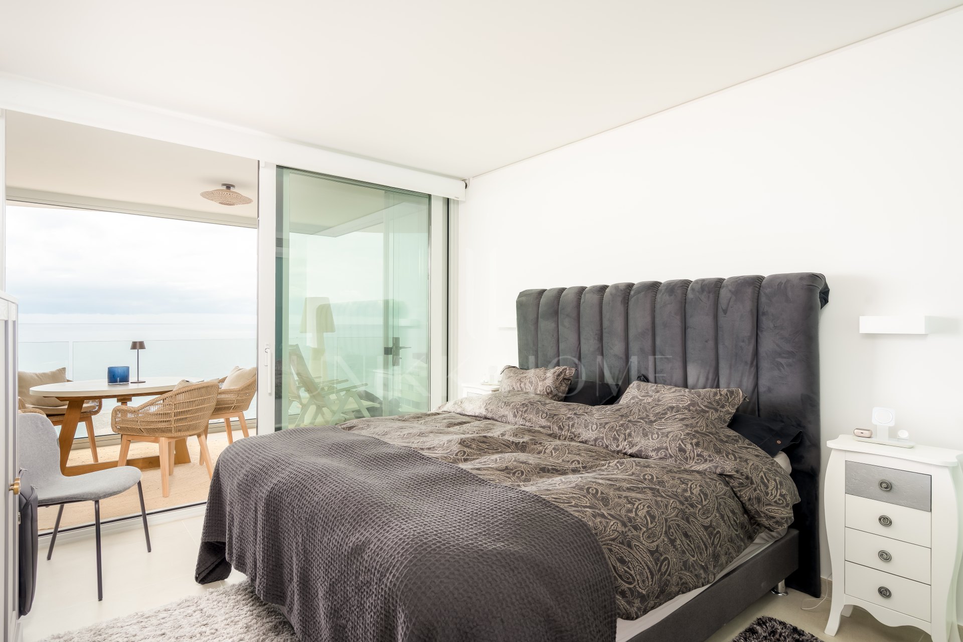 Spacious, modern and fully furnished corner apartment in Wave Collection